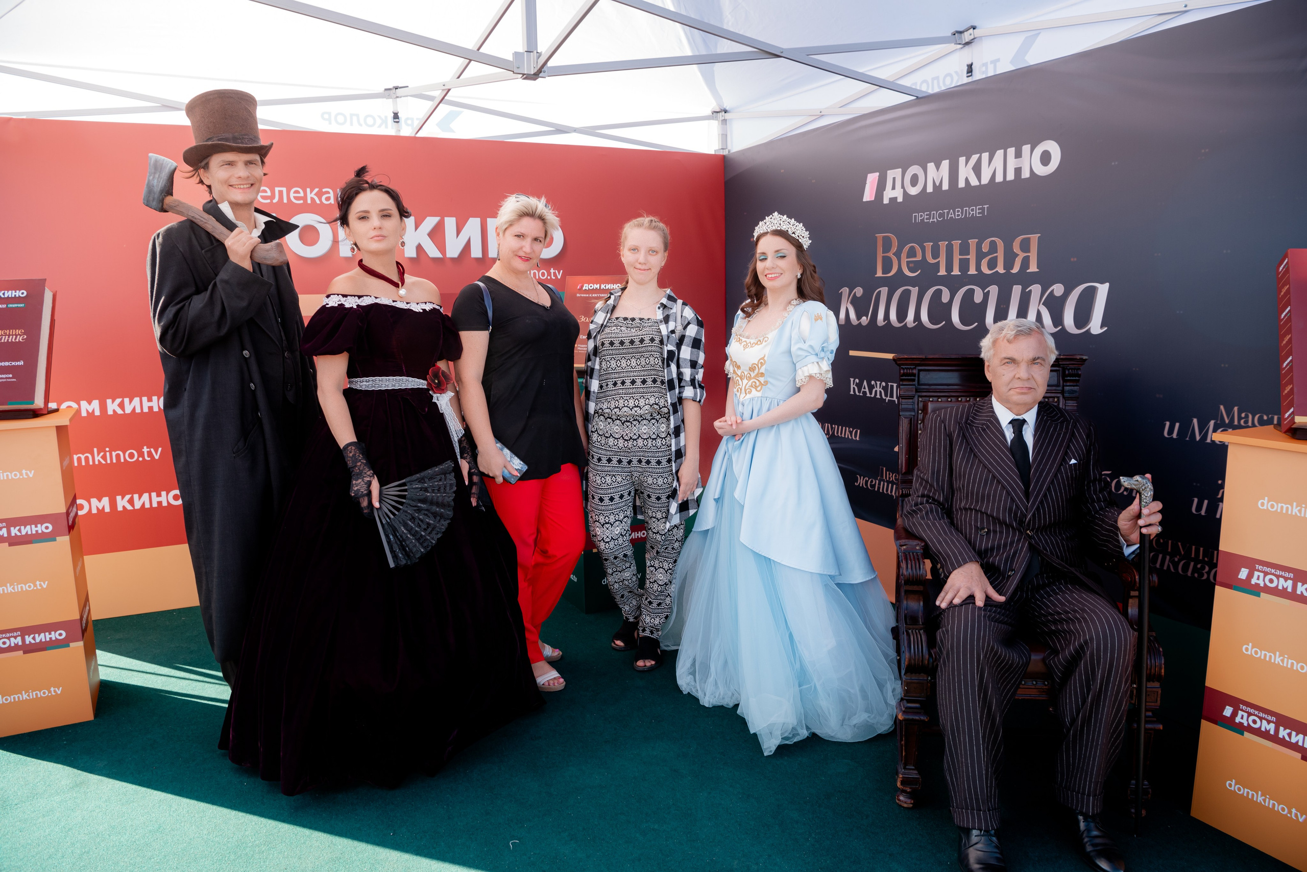 Портретные фото с артистами в палатке Триколор Дом Кинов на день города Волгоград. Фотограф в Волгограде и Волжском Александр Горбань