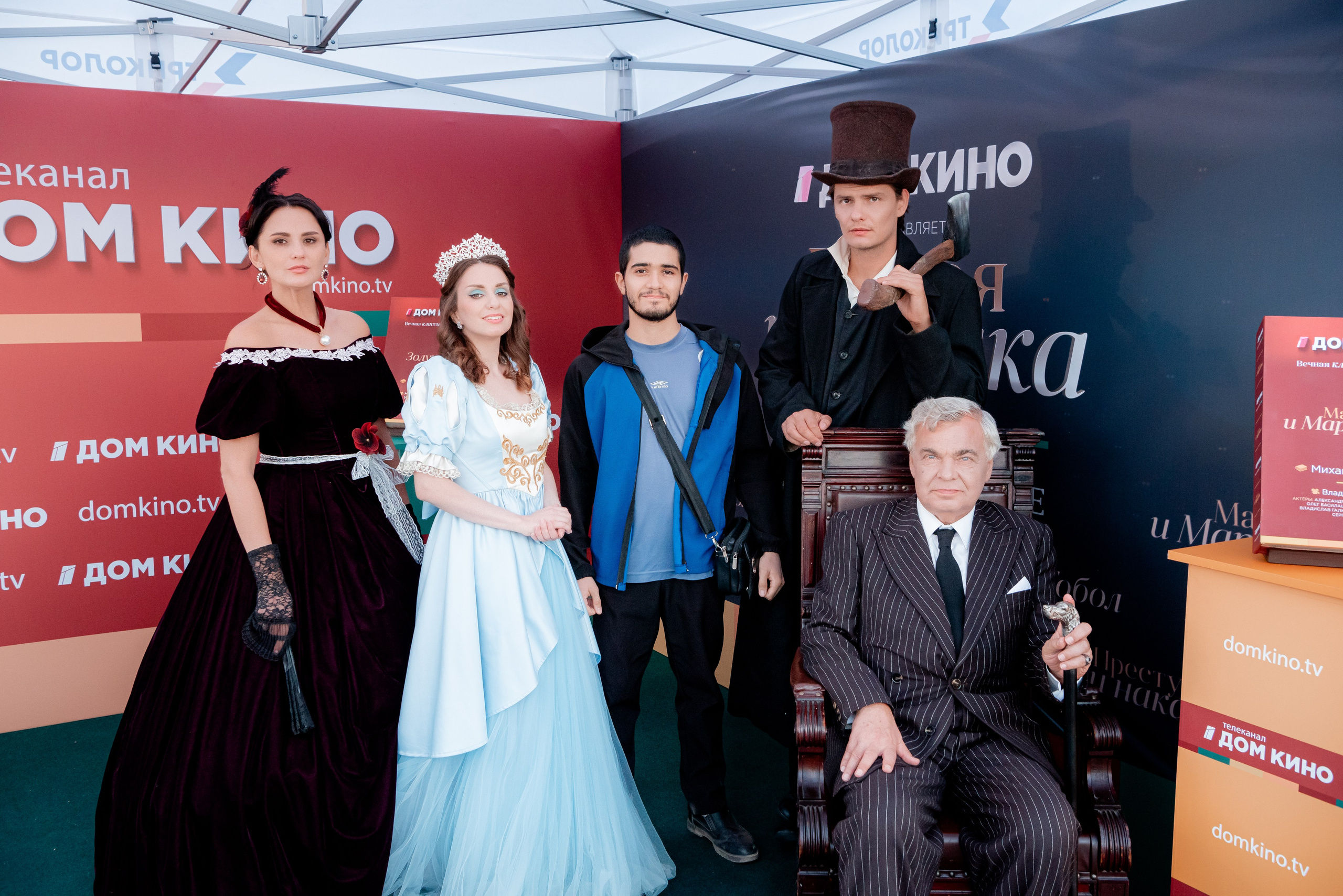 Портретные фото с артистами в палатке Триколор Дом Кинов на день города Волгоград. Фотограф в Волгограде и Волжском Александр Горбань