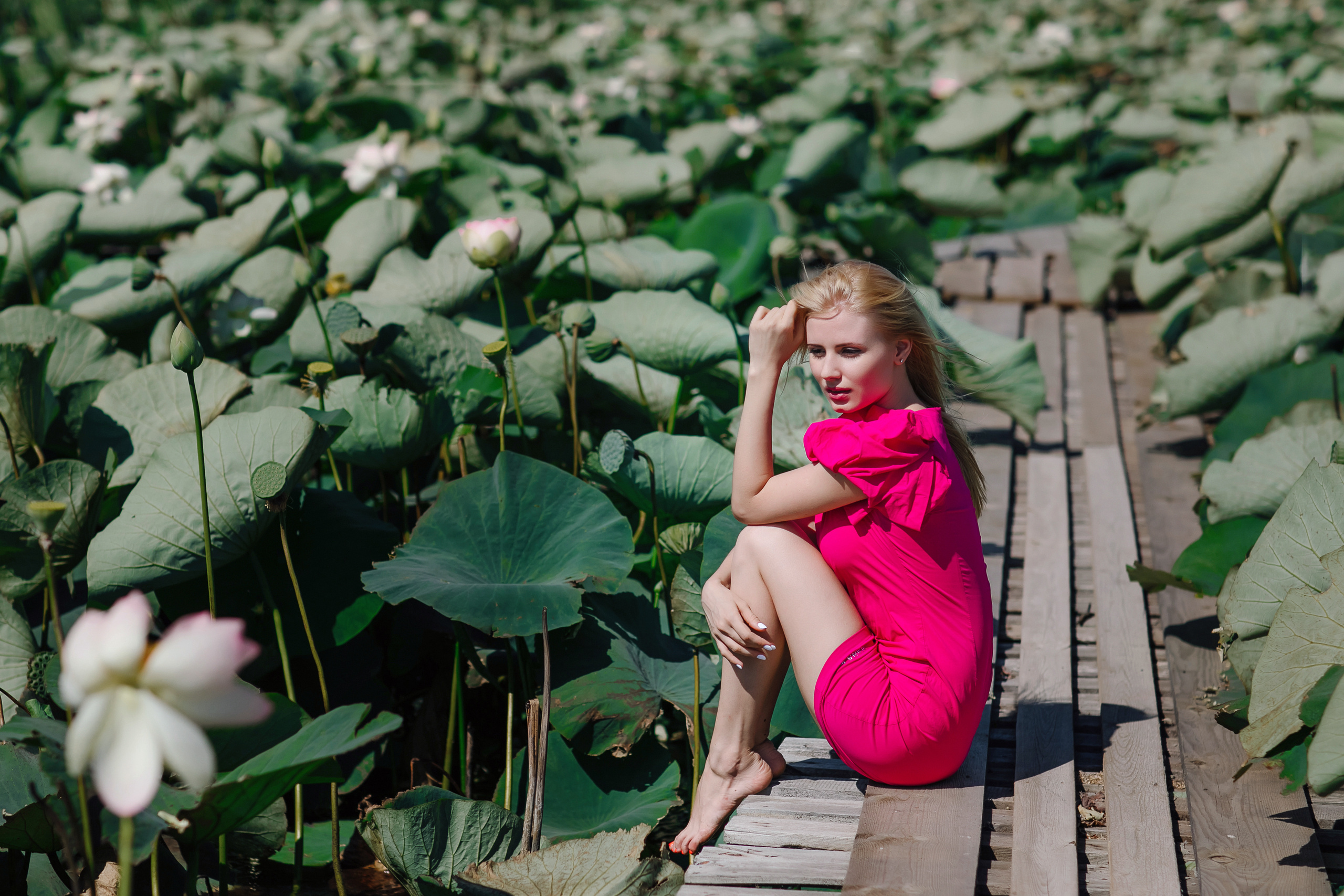 Фотосессия красивой девушки в цветах