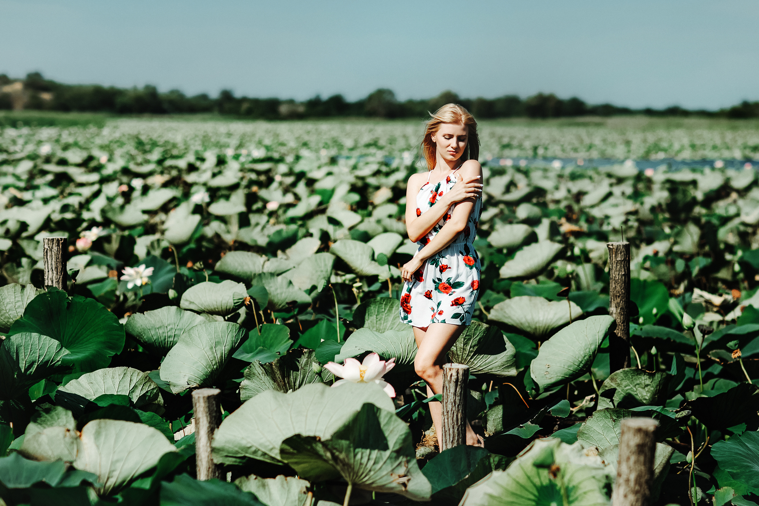 Фотосессия красивой девушки в цветах