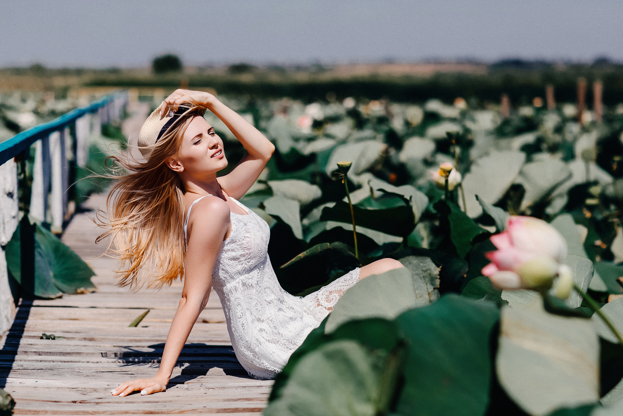 Фотосессия красивой девушки в цветах