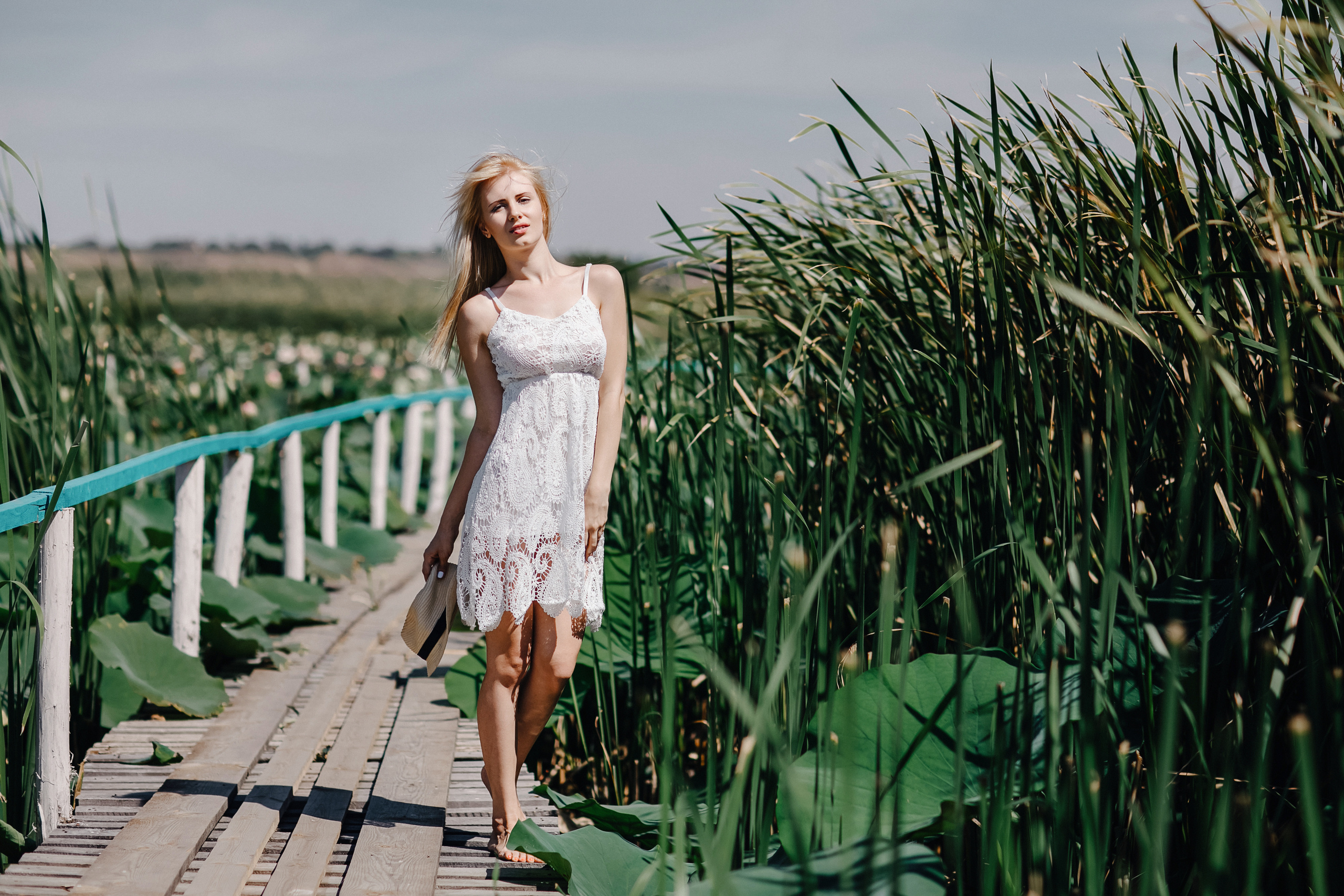 Фотосессия красивой девушки в цветах