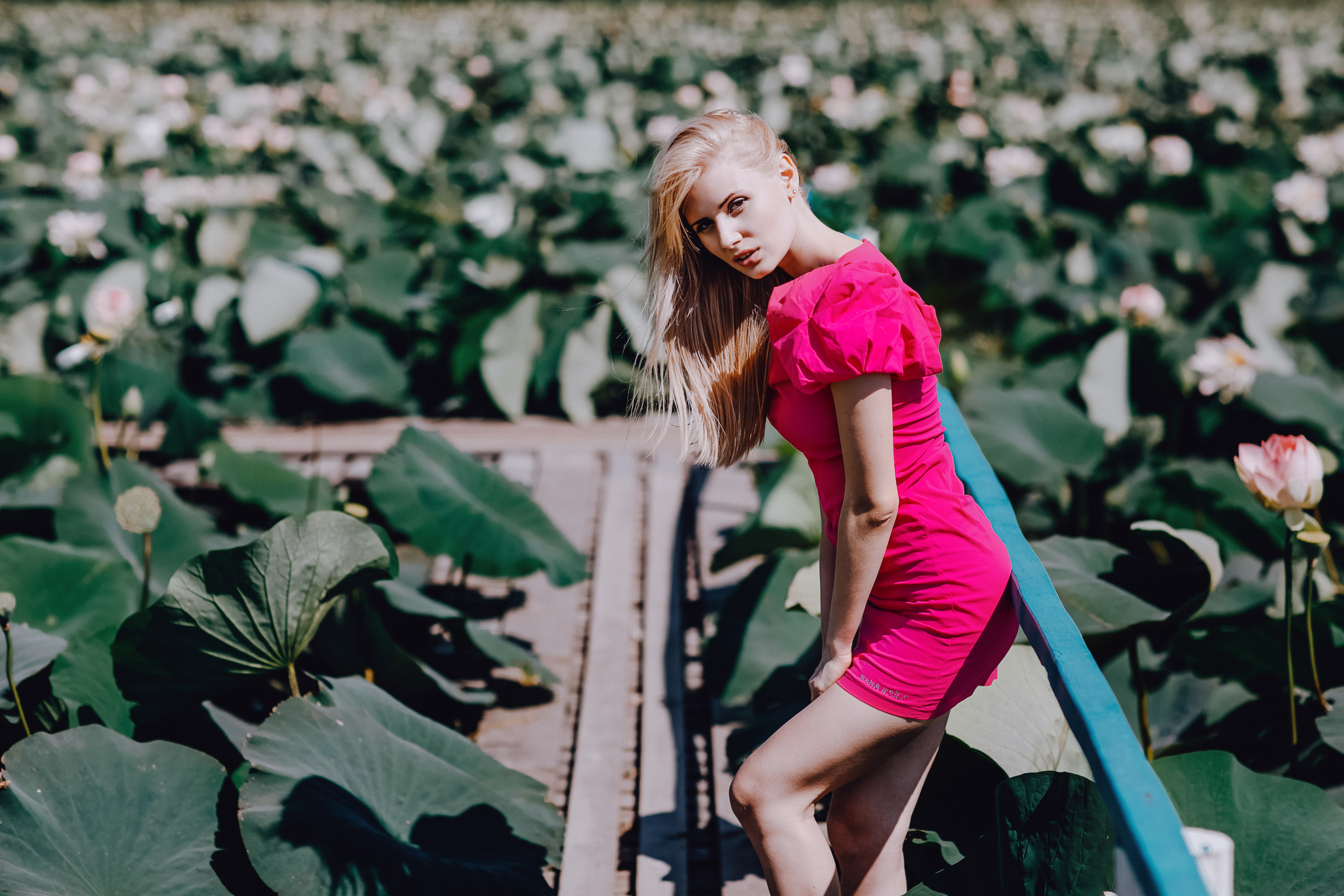 Фотосессия красивой девушки в цветах