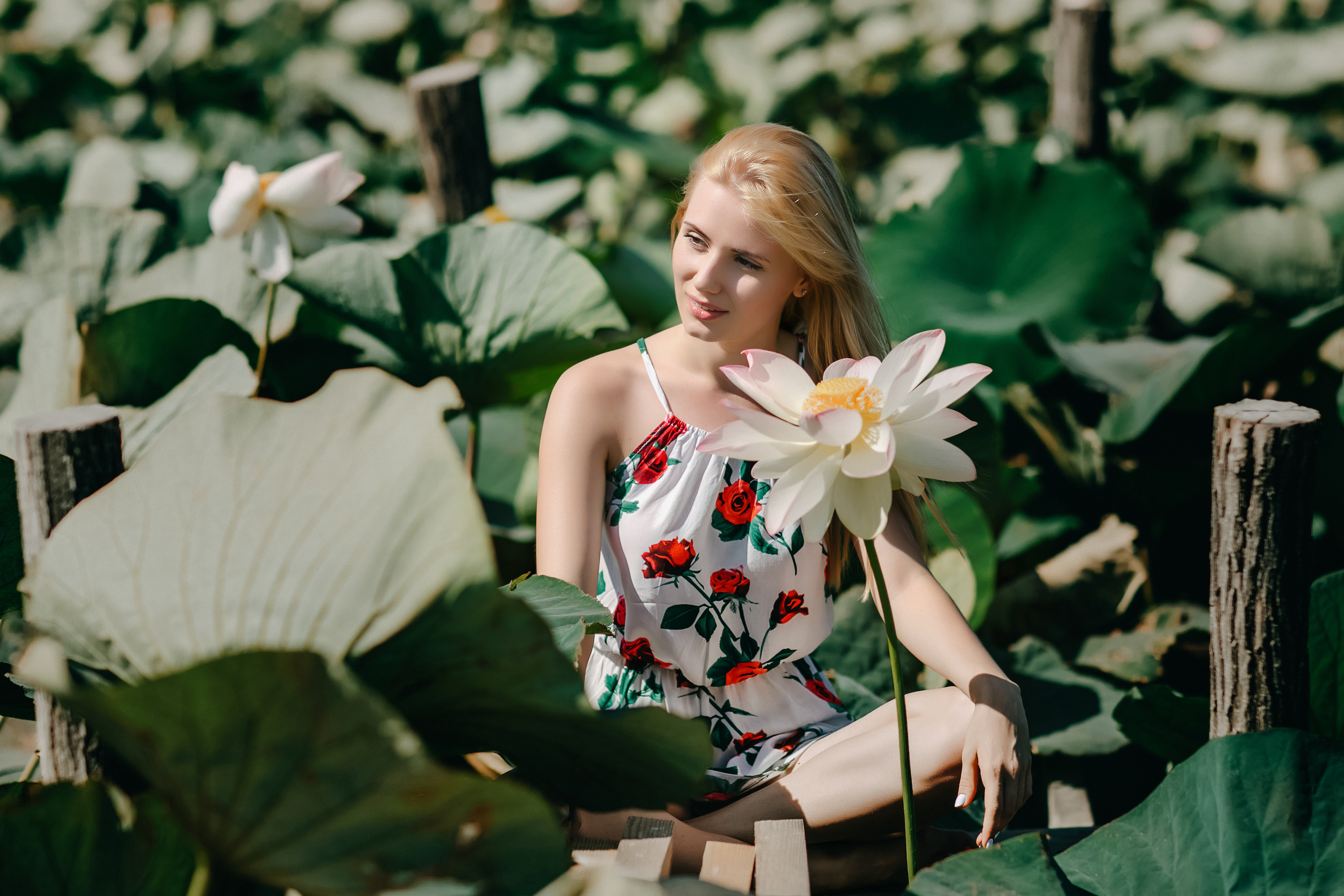 Фотосессия красивой девушки в цветах