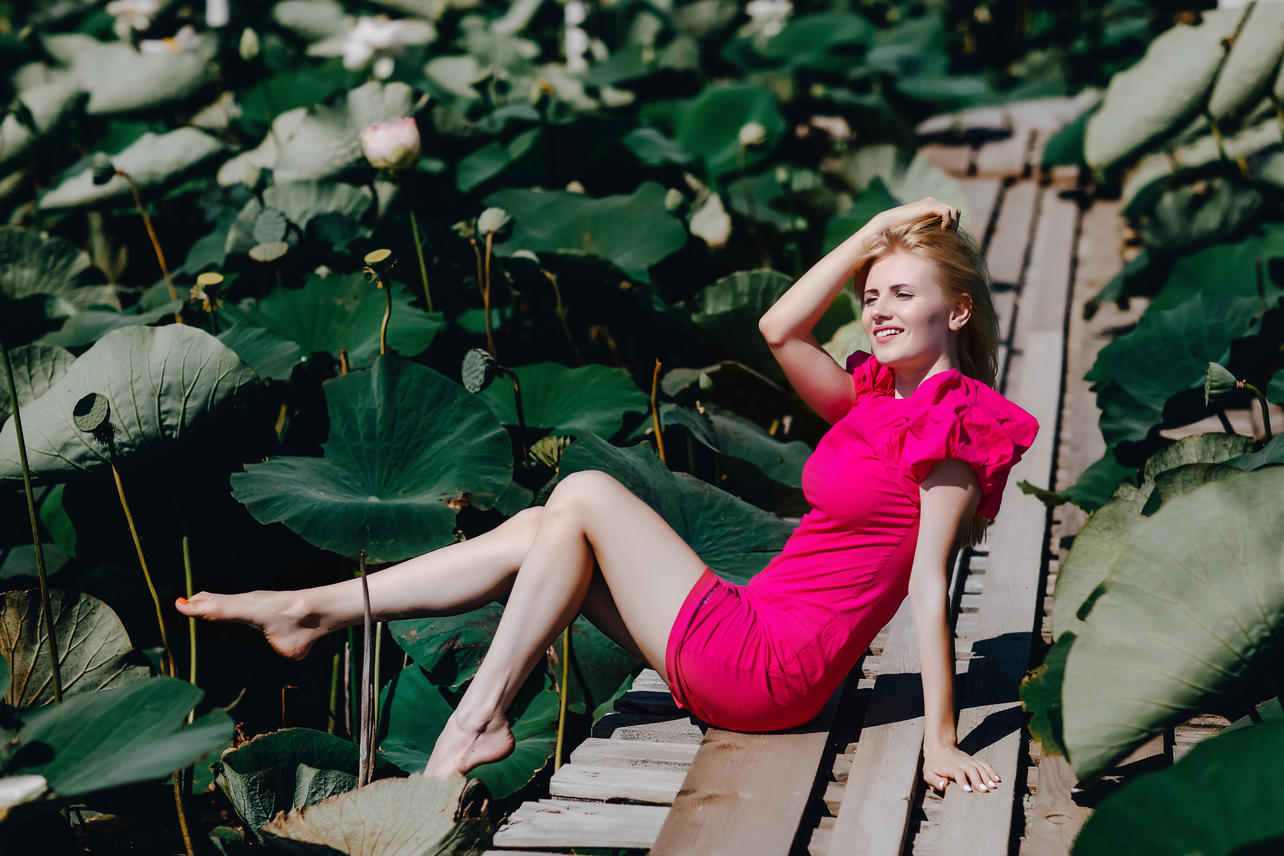 Фотосессия красивой девушки в цветах