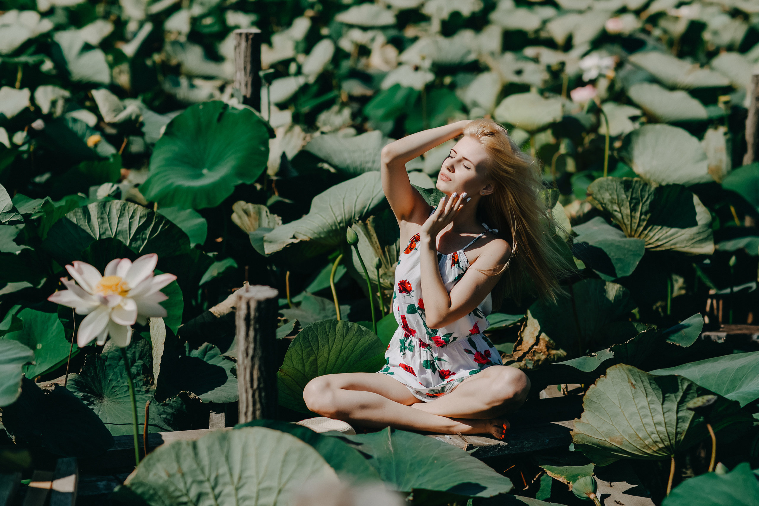 Фотосессия красивой девушки в цветах