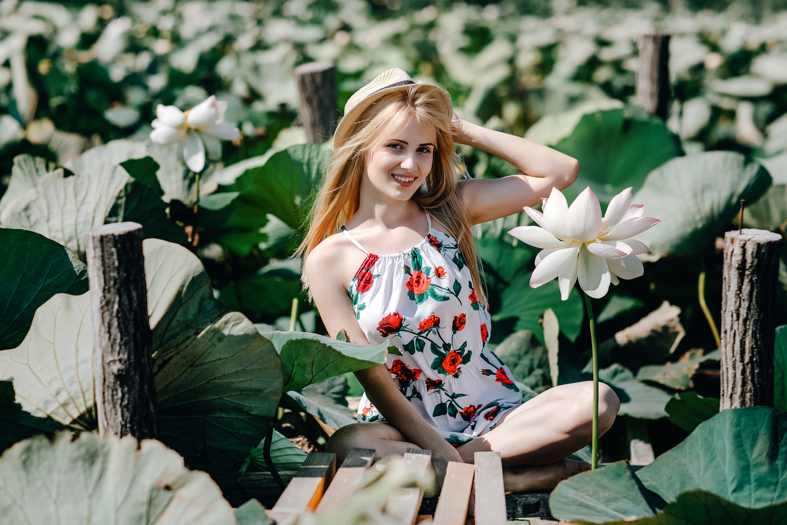 Фотосессия красивой девушки в цветах