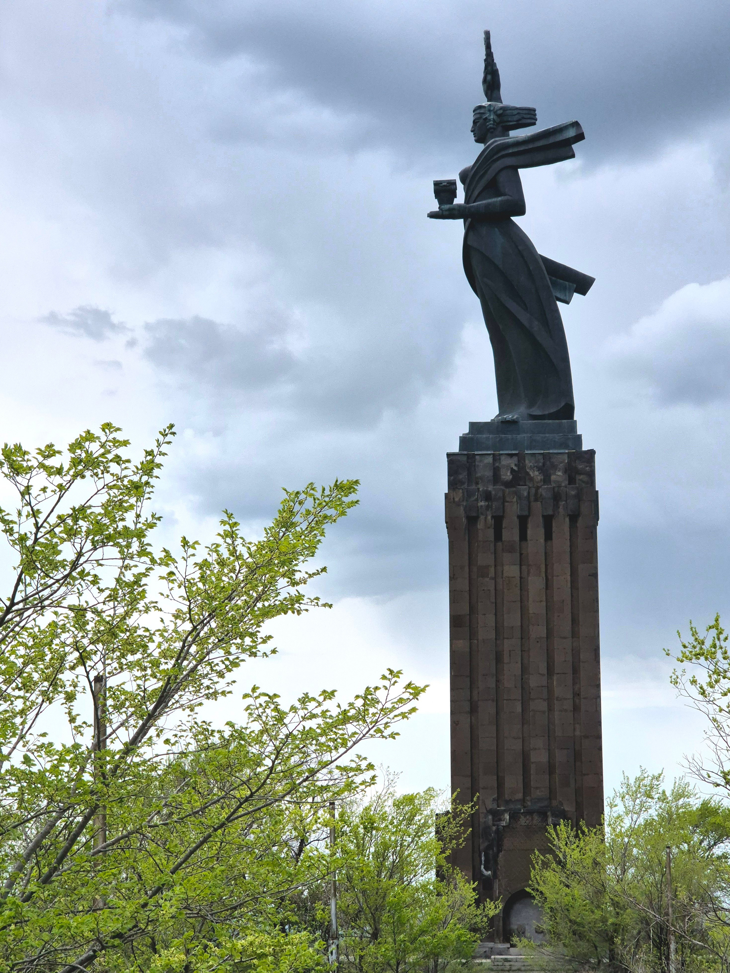 Памятник Родина-мать Армения расположен лицом к Армении и спиной к Турции, до границы с которой рукой подать