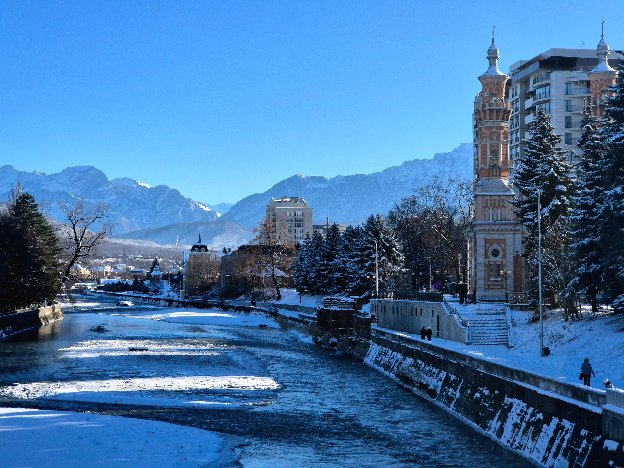 На улице мороз под 20 градусов. С ужасом представляли, как же будет в горах кататься