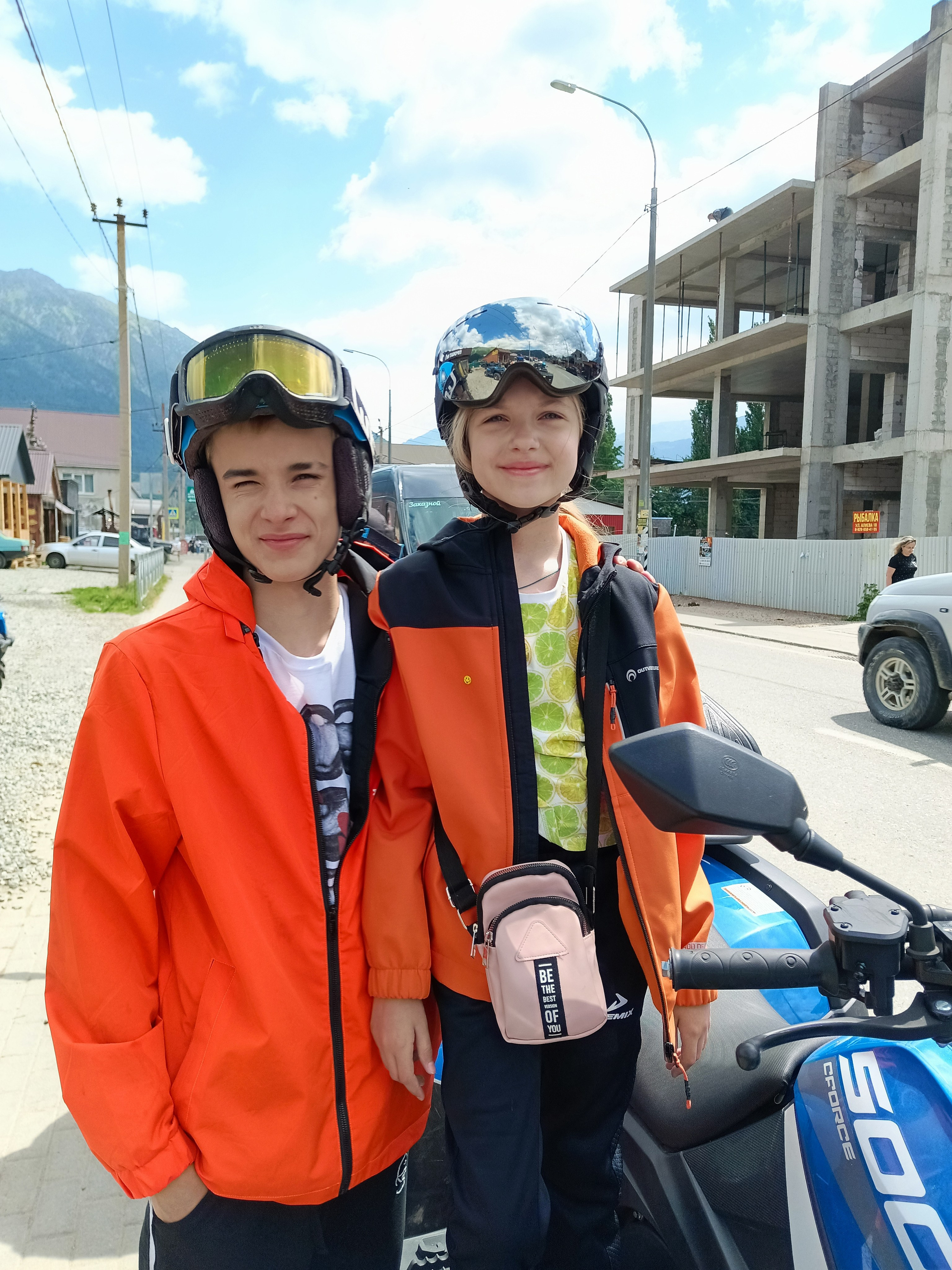 Эльбрус 2023 Маша Саша Дима. Заставка