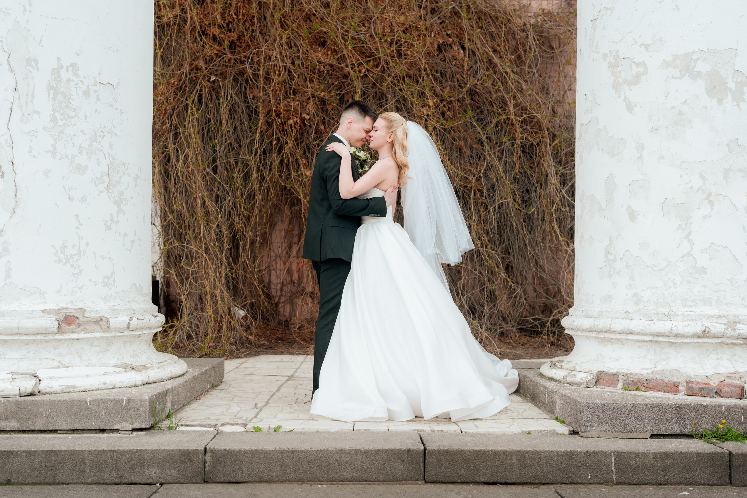 Алиса и Влад. Полный свадебный день (утро, усадьба, прогулка, выездная регистрация, банкет). Дата съемки 26.04.2025. Свадебный фотограф Москва