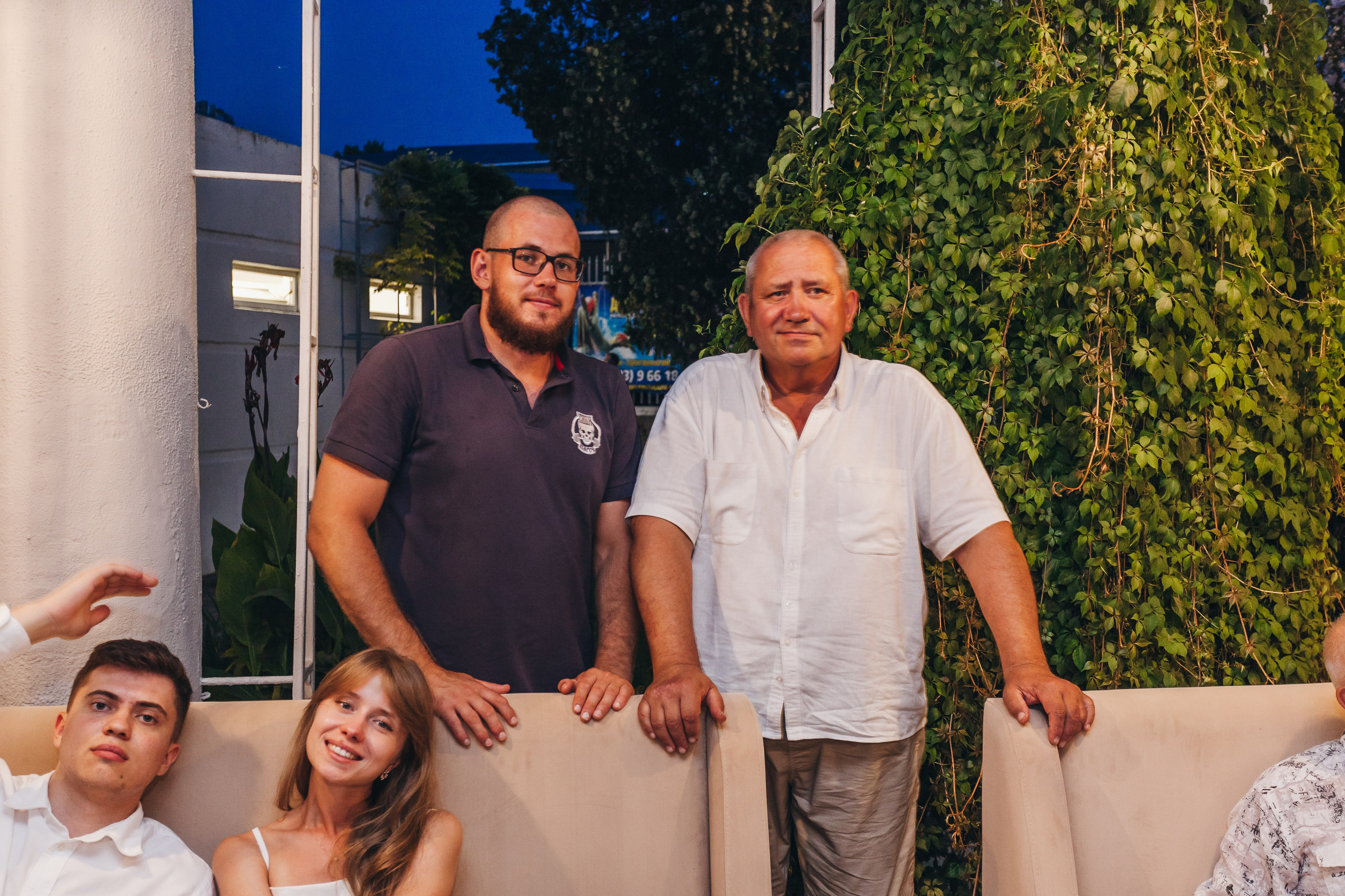 День рождение в уютном ресторане. Фотограф Денис Денисов