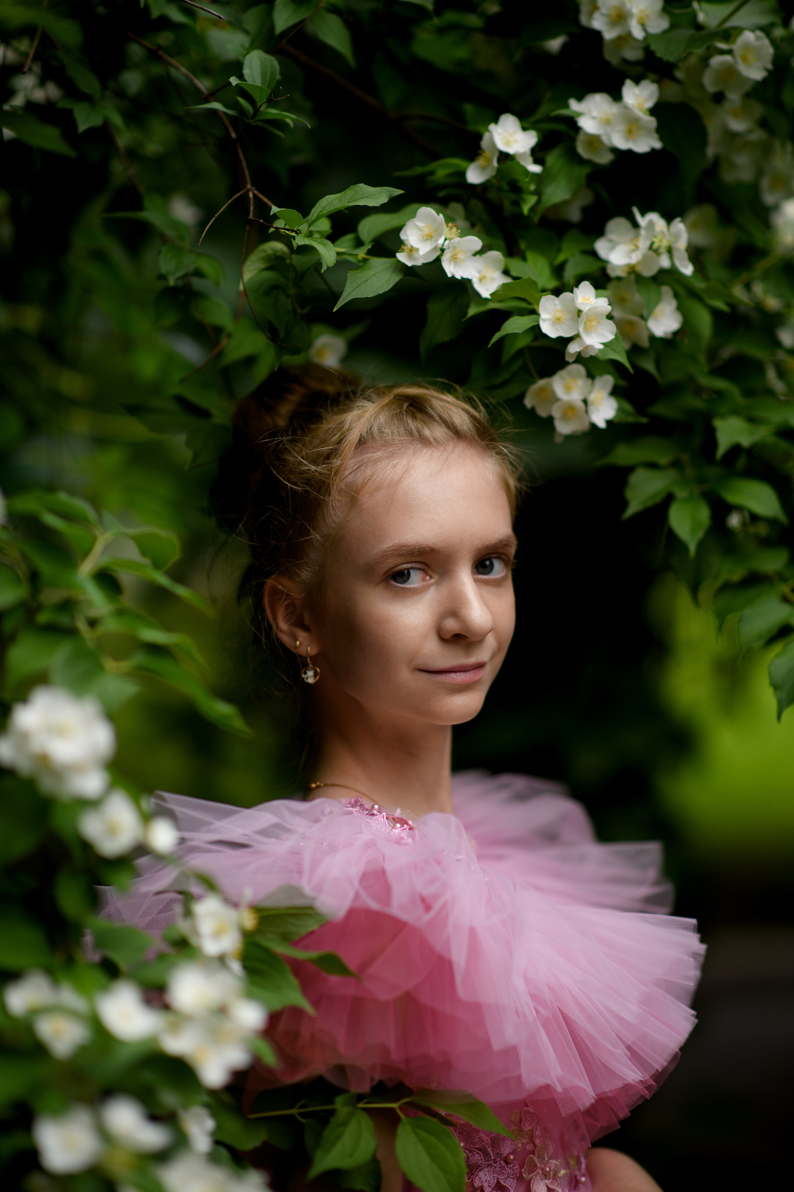 В цветущем чубушнике в саду имени Баумана. Главная