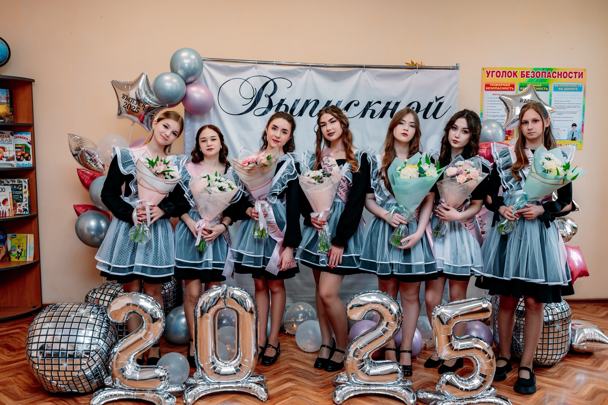 Последний звонок 2025 школа 25. Фотограф Алёна Царькова. Киселевск