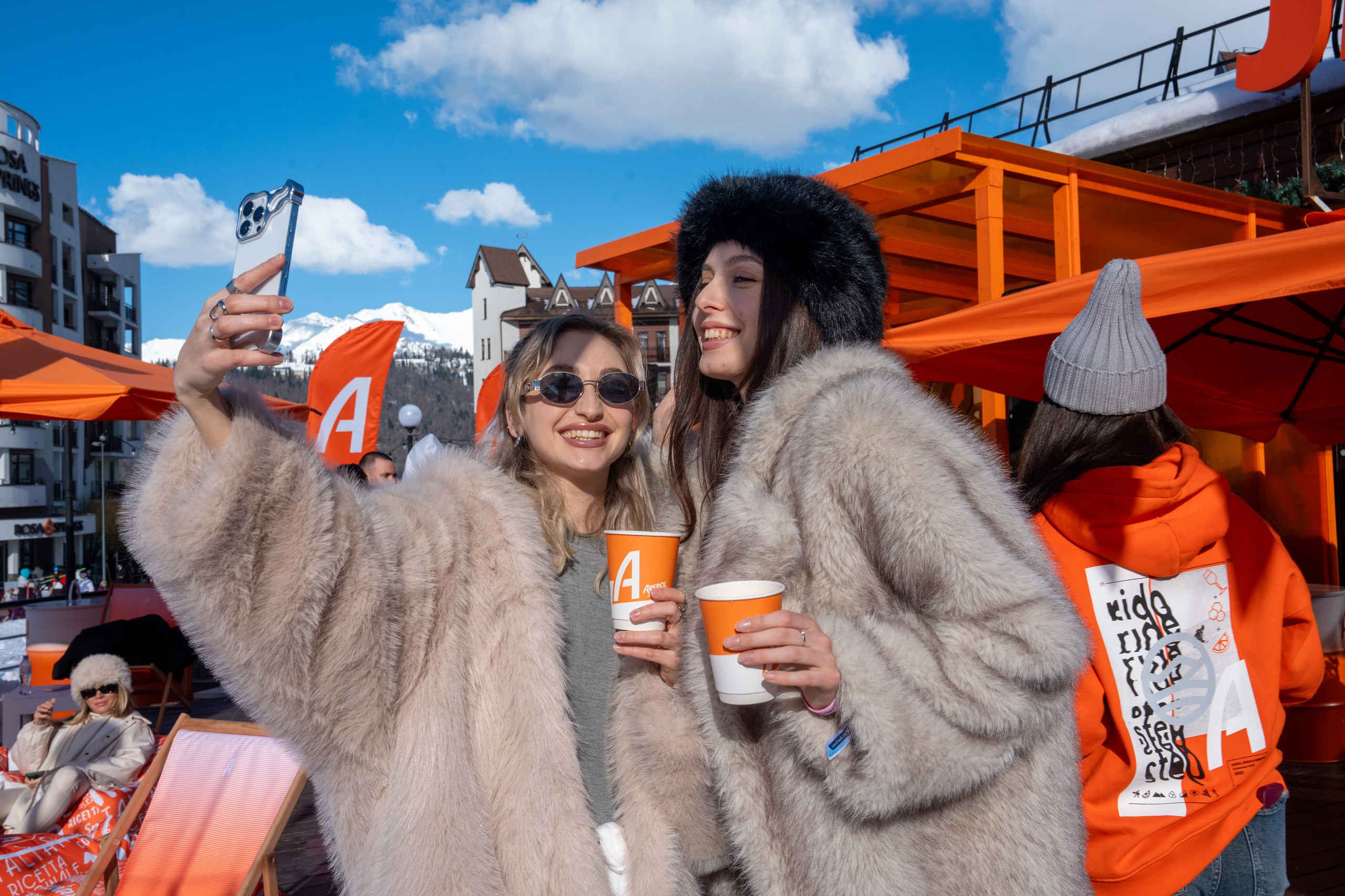 Фотоотчет партнерской интеграции Aperol Spritz на Роза Фест 2025. Репортажный фотограф в Красной Поляне и Сочи Павлюченко Екатерина