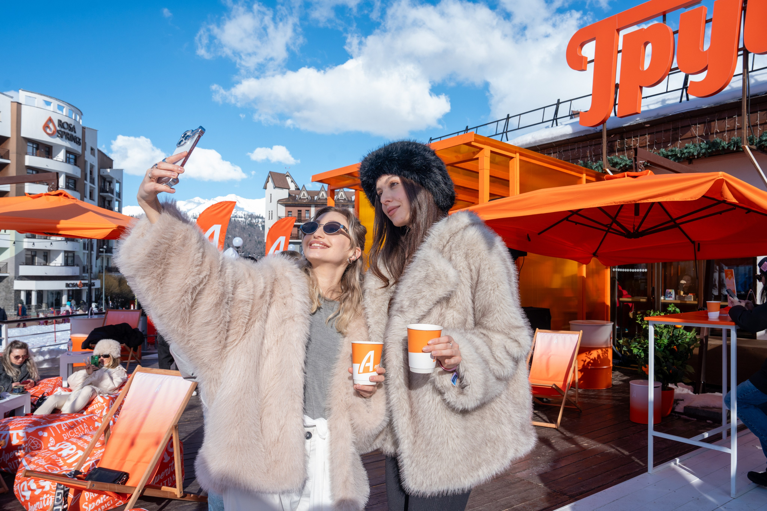 Фотоотчет партнерской интеграции Aperol Spritz на Роза Фест 2025. Репортажный фотограф в Красной Поляне и Сочи Павлюченко Екатерина