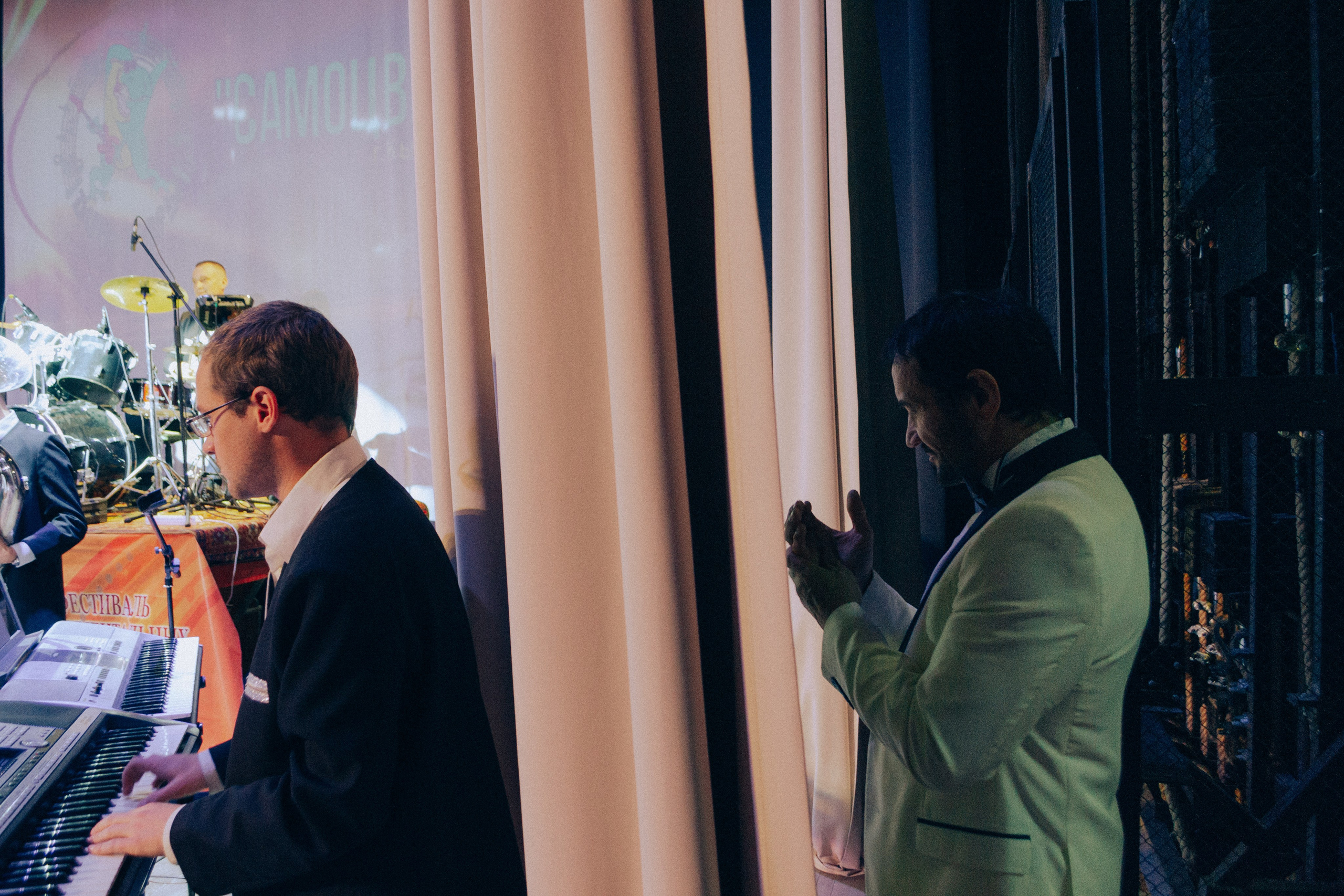 Сцена Народного дома. Фотограф Настя | Экспедиции и лайфстайл