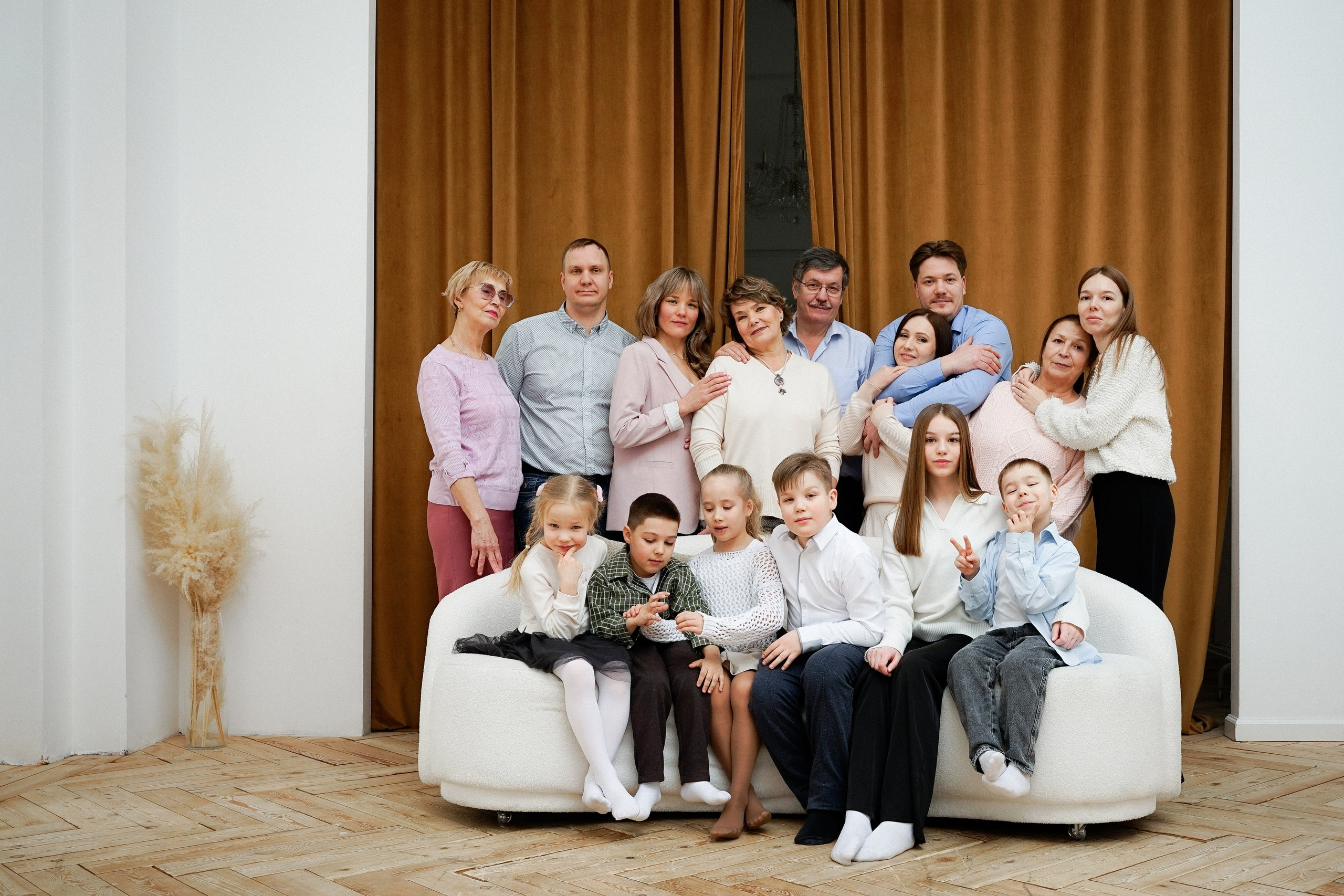 Студийная фотосессия для большой семьи в студии