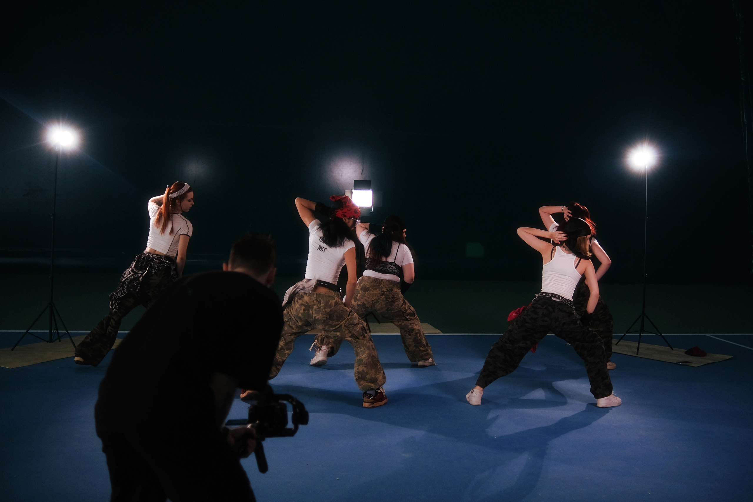 Репортаж с записи танцевального видео команды GEZELLIG. Креативный фотограф и ретушёр в Омске