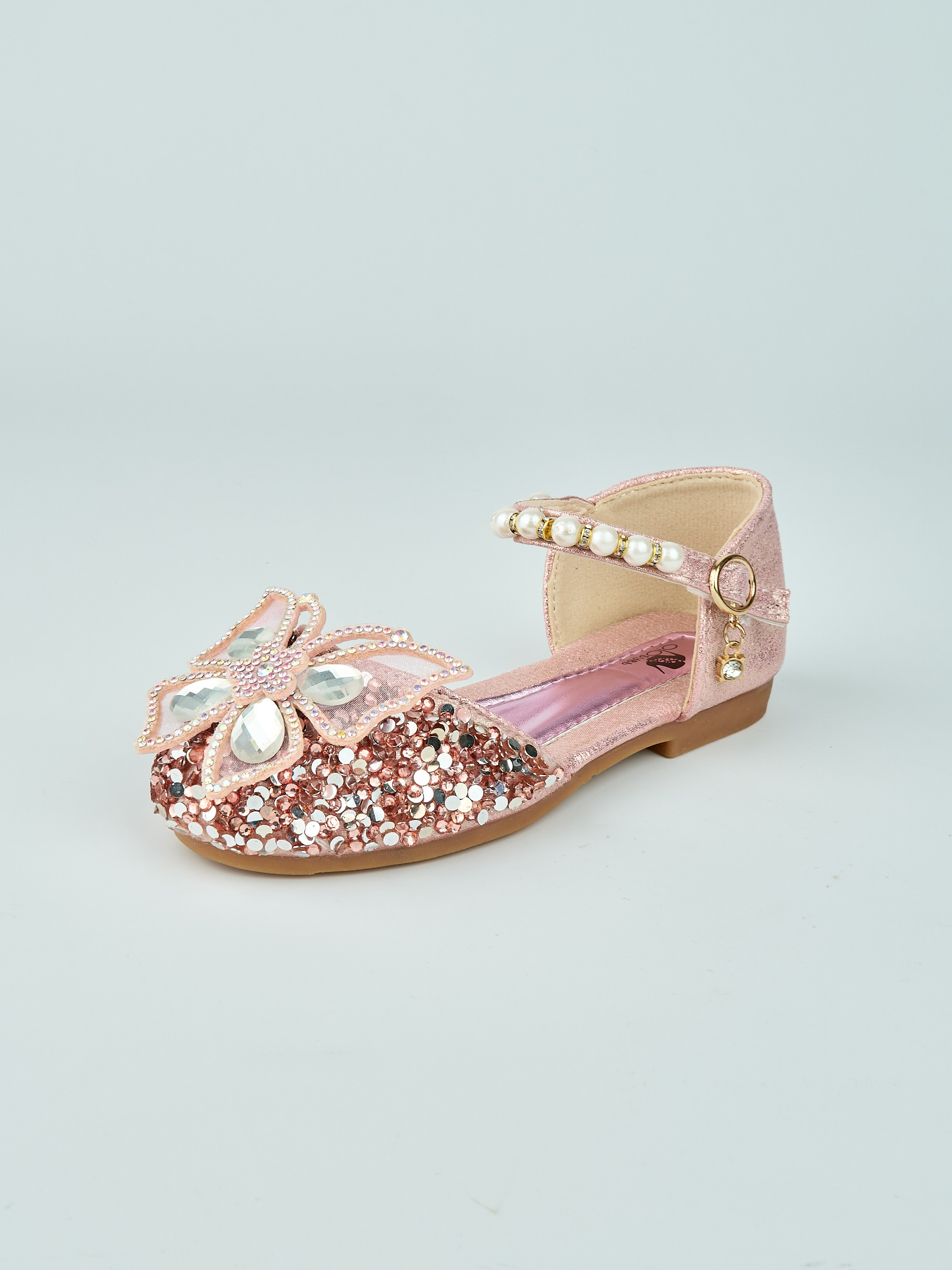 Каталожная фотосъёмка детских туфель для Wildberries