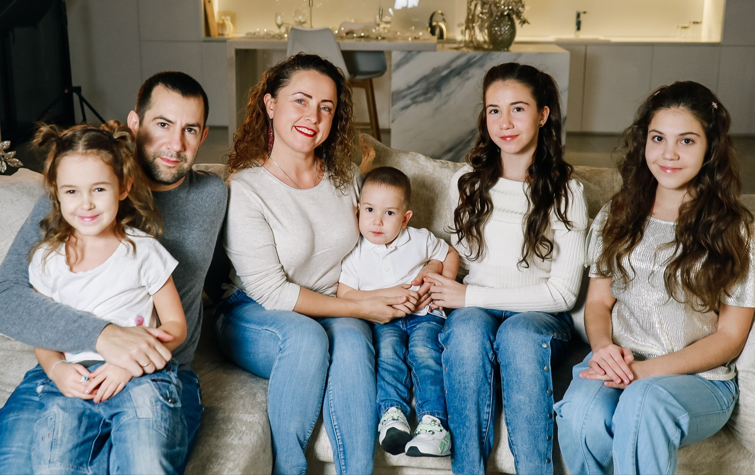 Дружная семья с четырьмя детьми. Визуал для эспертов и блогеров