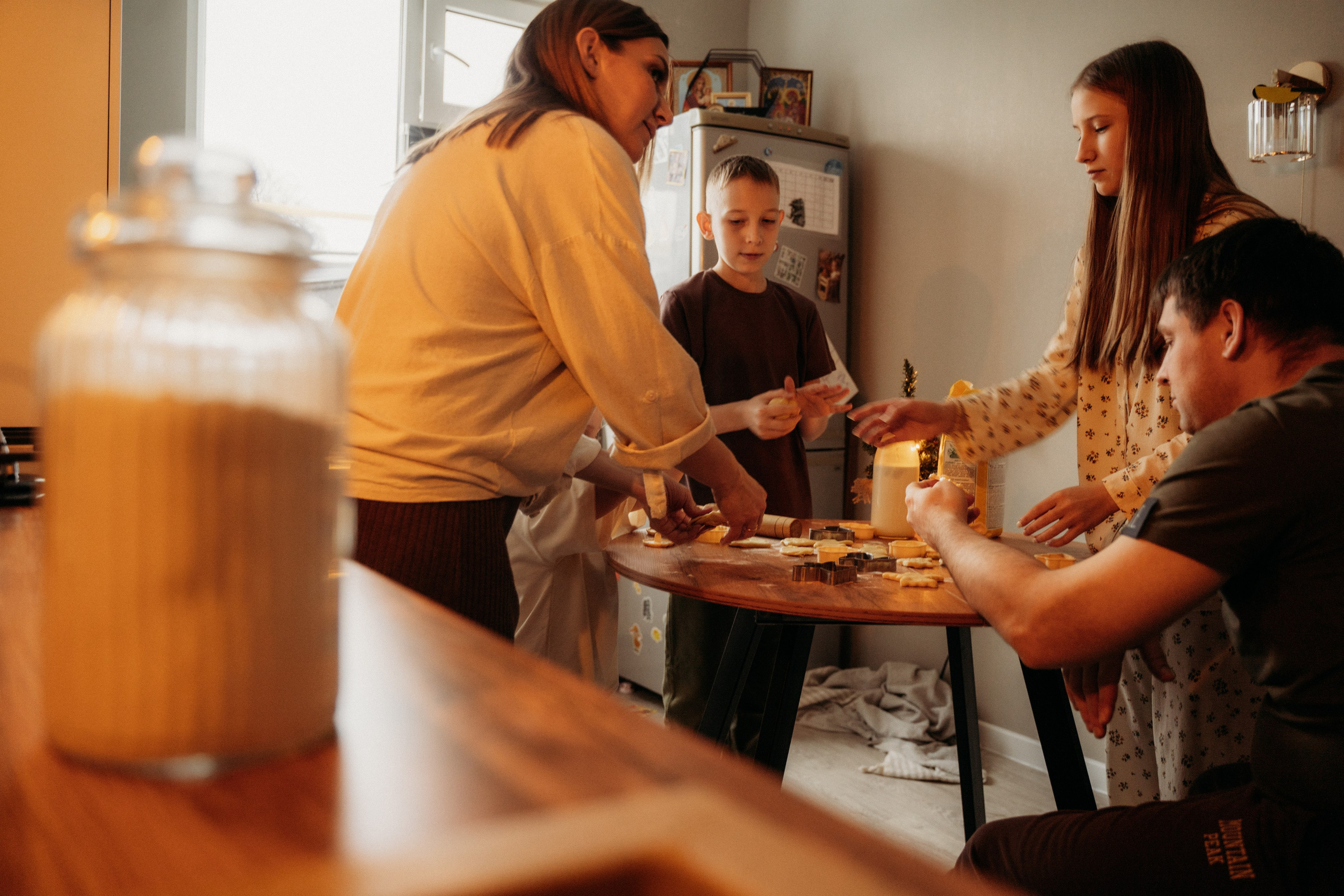 Семья на кухне