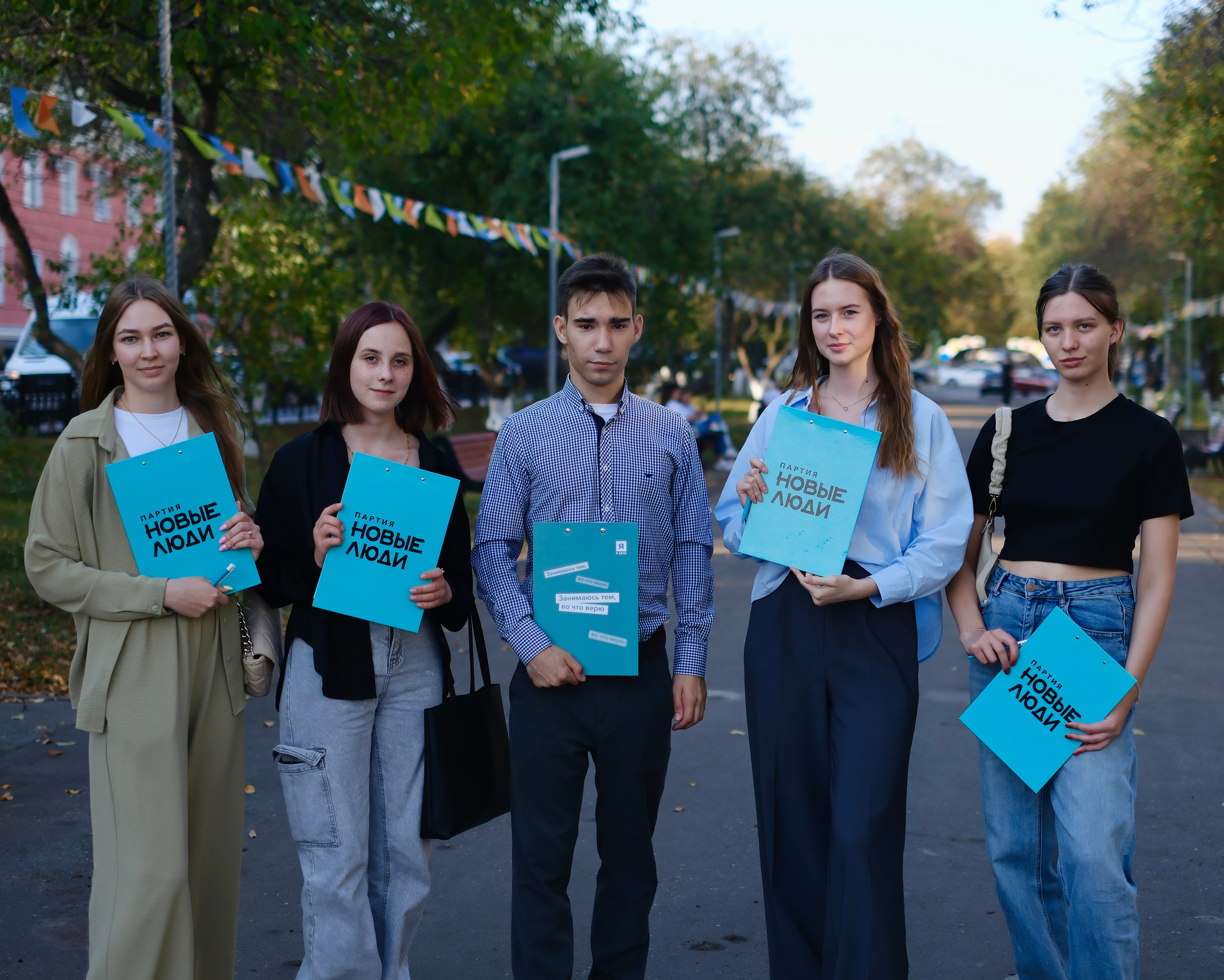 Социальный опрос для партии. Репортаж с возложения цветов 23.02.2023