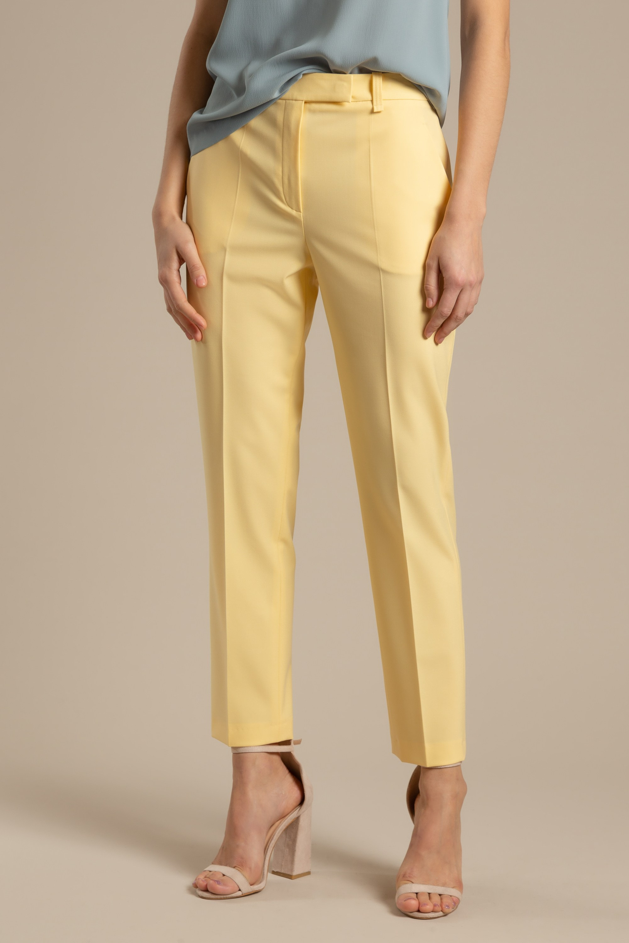 Каталожная фотосъемка на цветном фоне