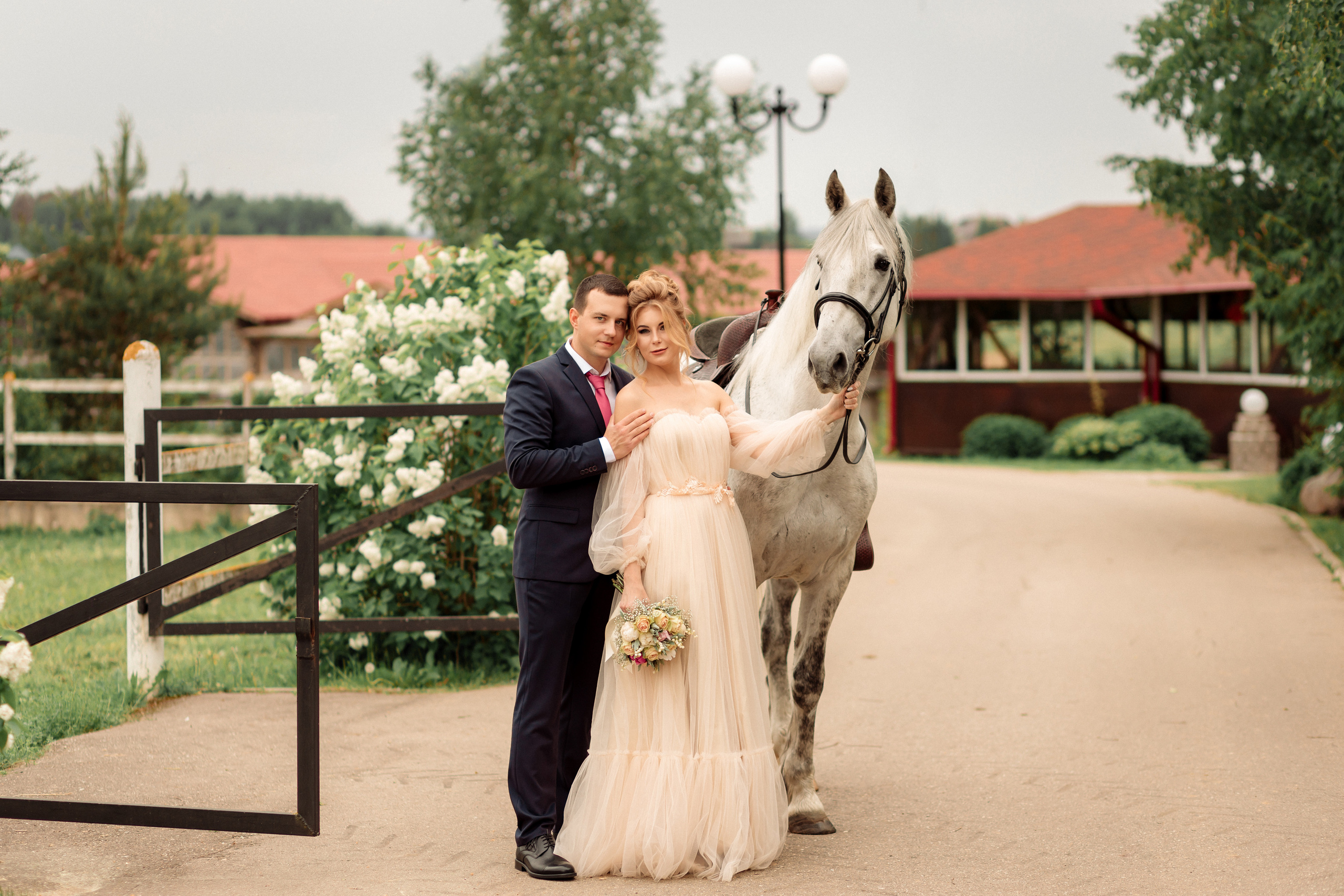 Свадебная фотосессия в конном клубе