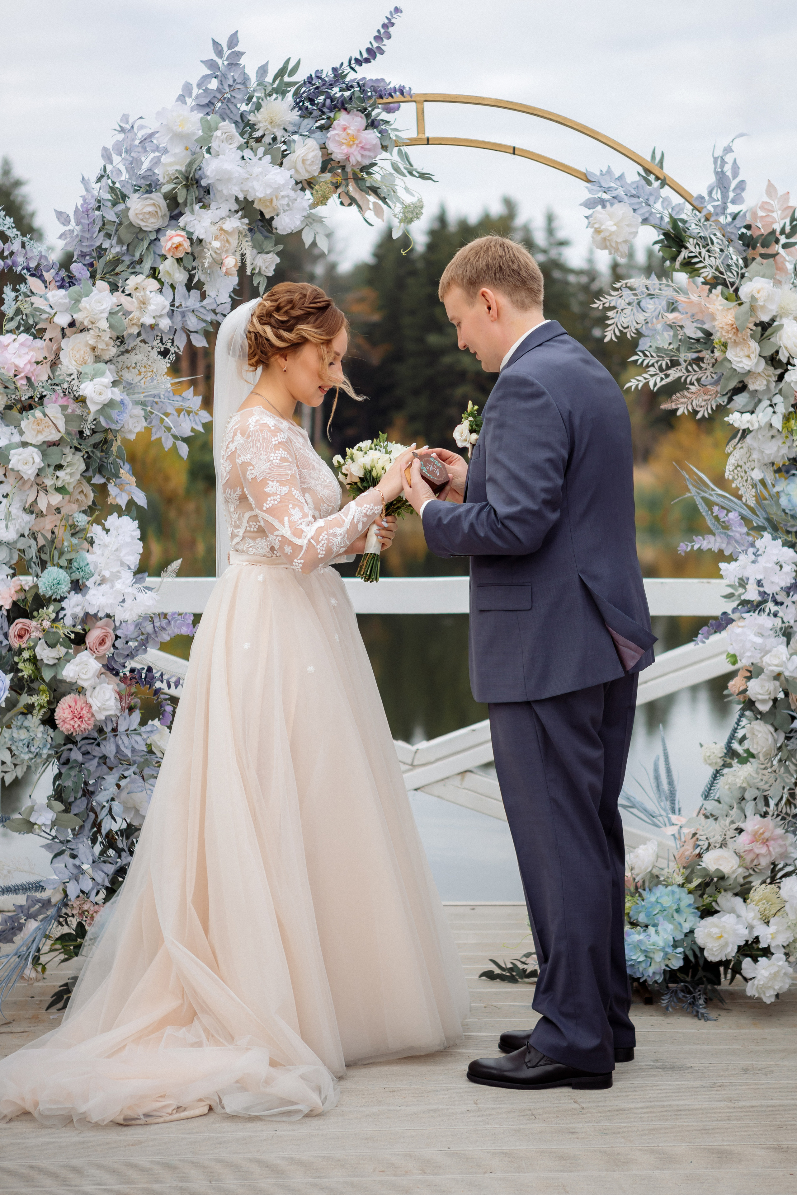 Фотосессия на свадебной площадке «Дом у озера»