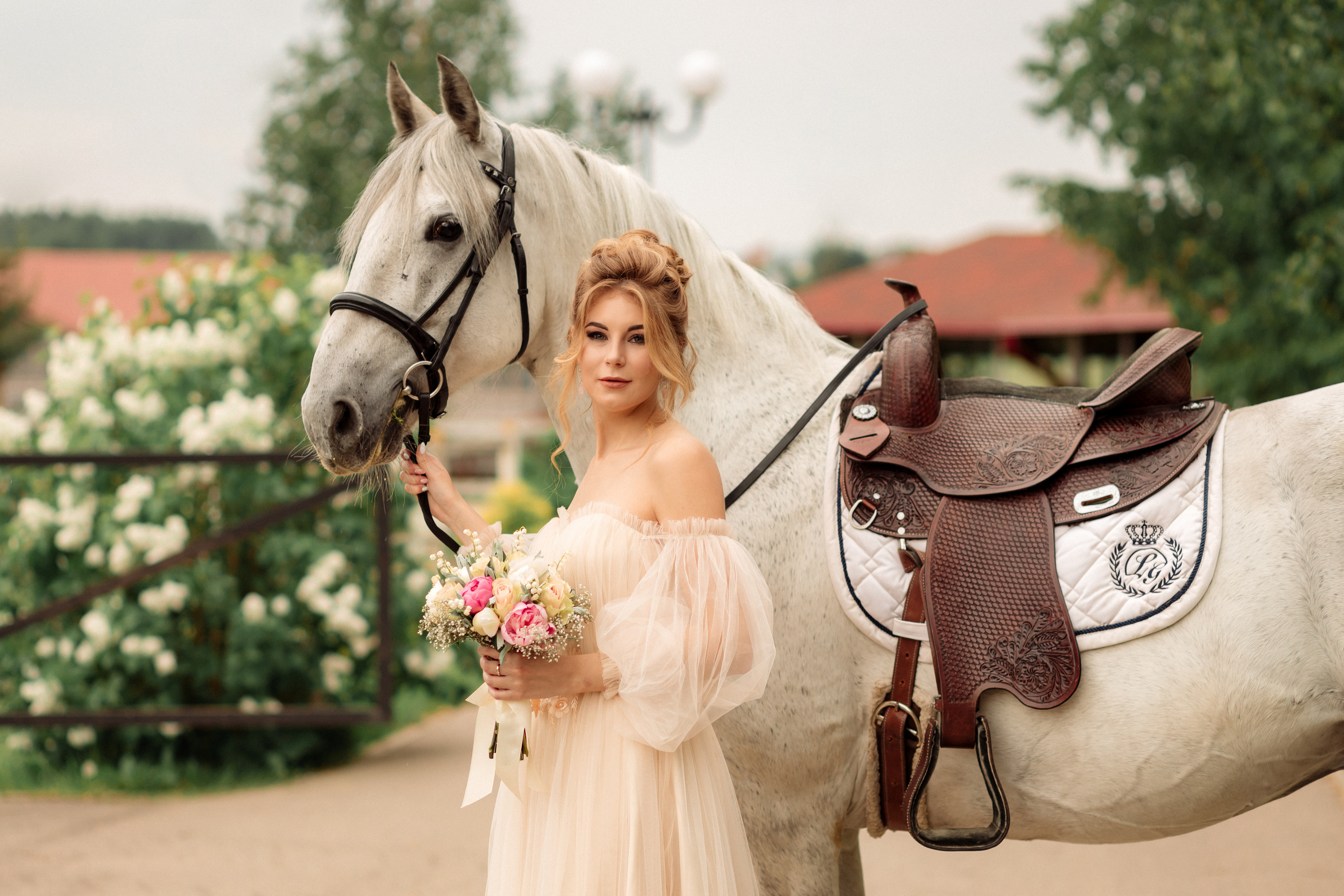 Свадебная фотосессия в конном клубе