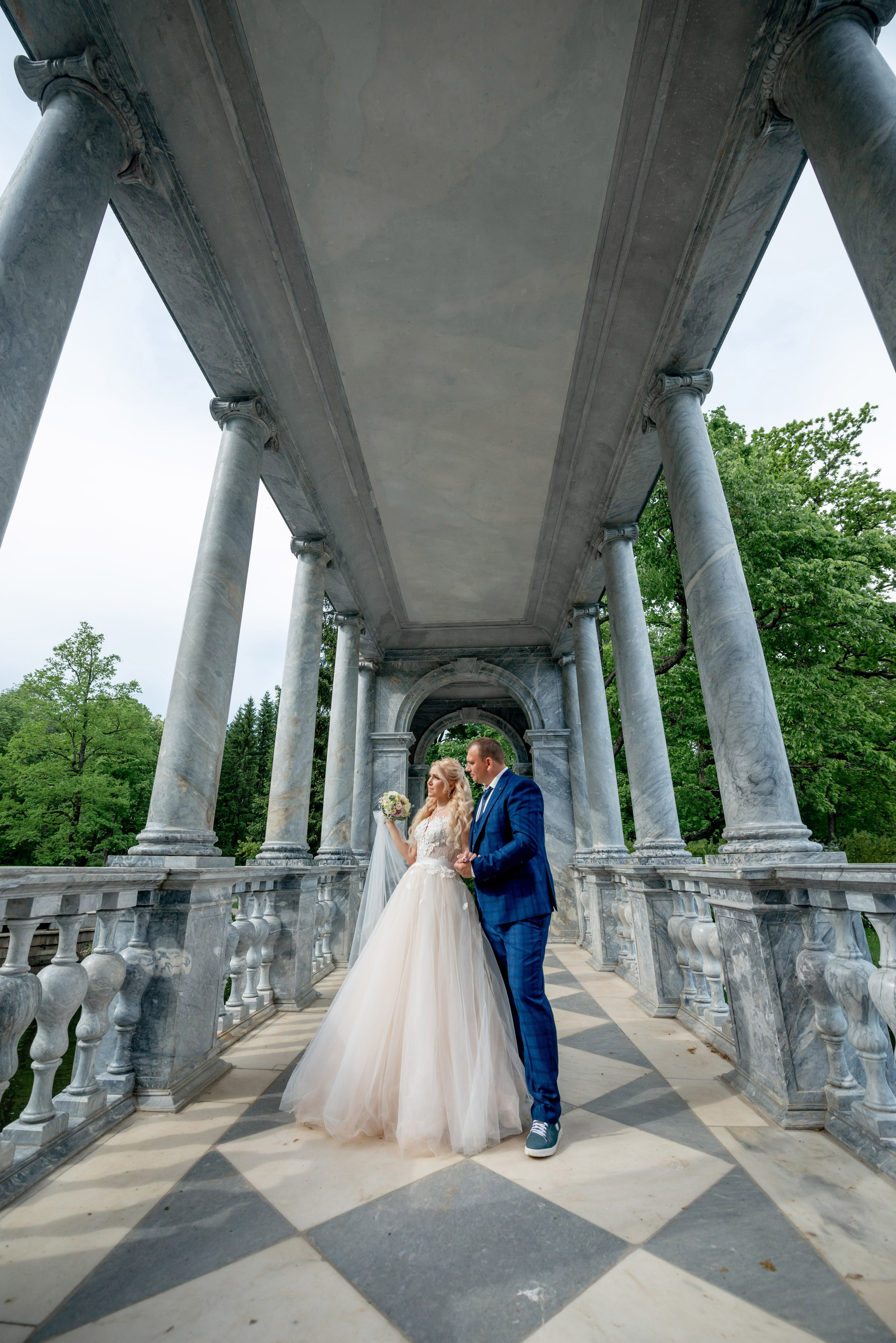 Евгения (фотосессия с малиновым chevrolet camaro, в сирени в Пушкине в Екатерининском парке). Портретный, семейный и свадебный фотограф в Санкт-Петербурге и в Пушкине Ширяев Денис