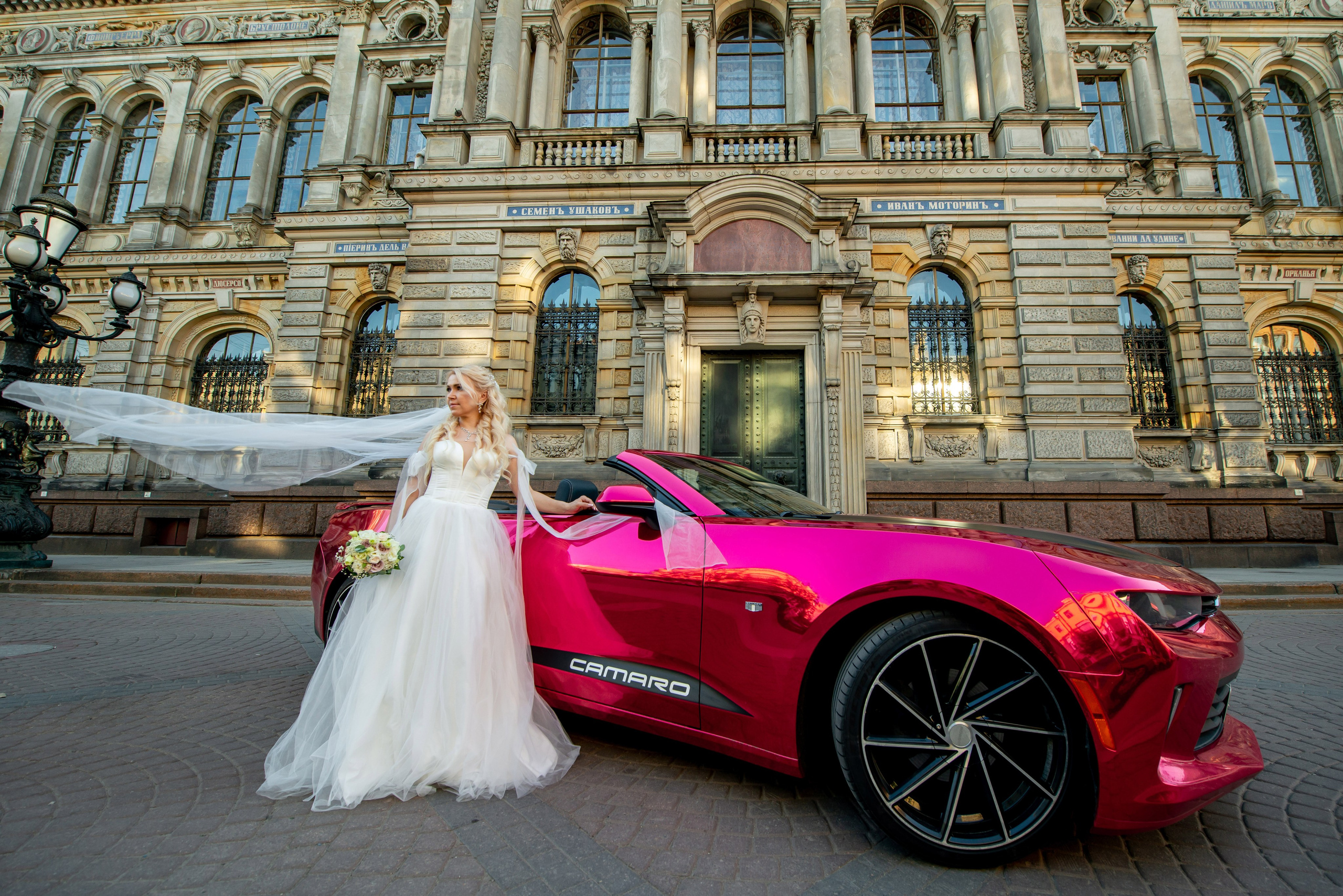 Евгения (фотосессия с малиновым chevrolet camaro, в сирени в Пушкине в Екатерининском парке). Портретный, семейный и свадебный фотограф в Санкт-Петербурге и в Пушкине Ширяев Денис