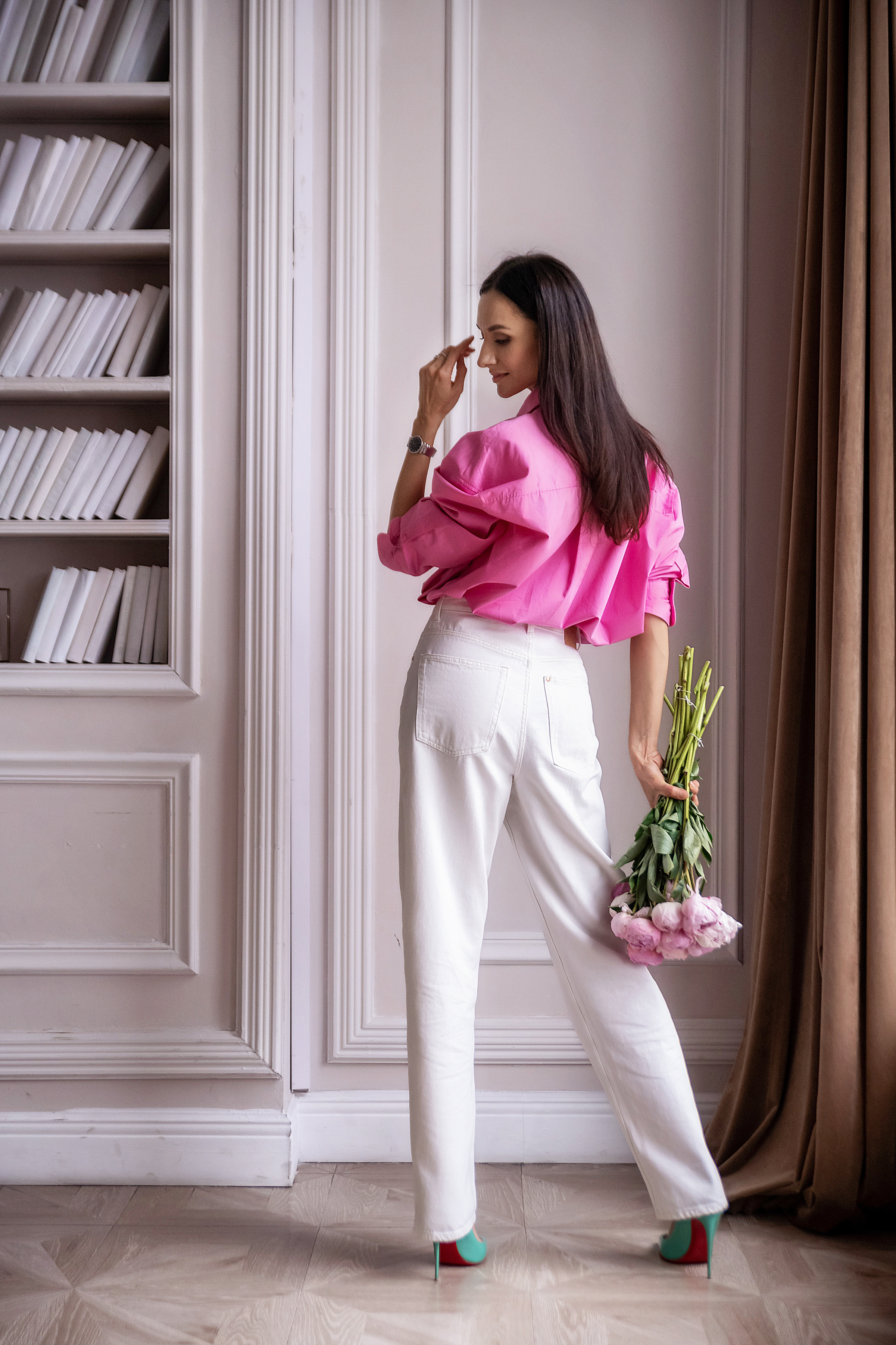 Женский портрет с пионами. Семьи, дети, сады, школы. Фотограф Первенцева Елена. Москва