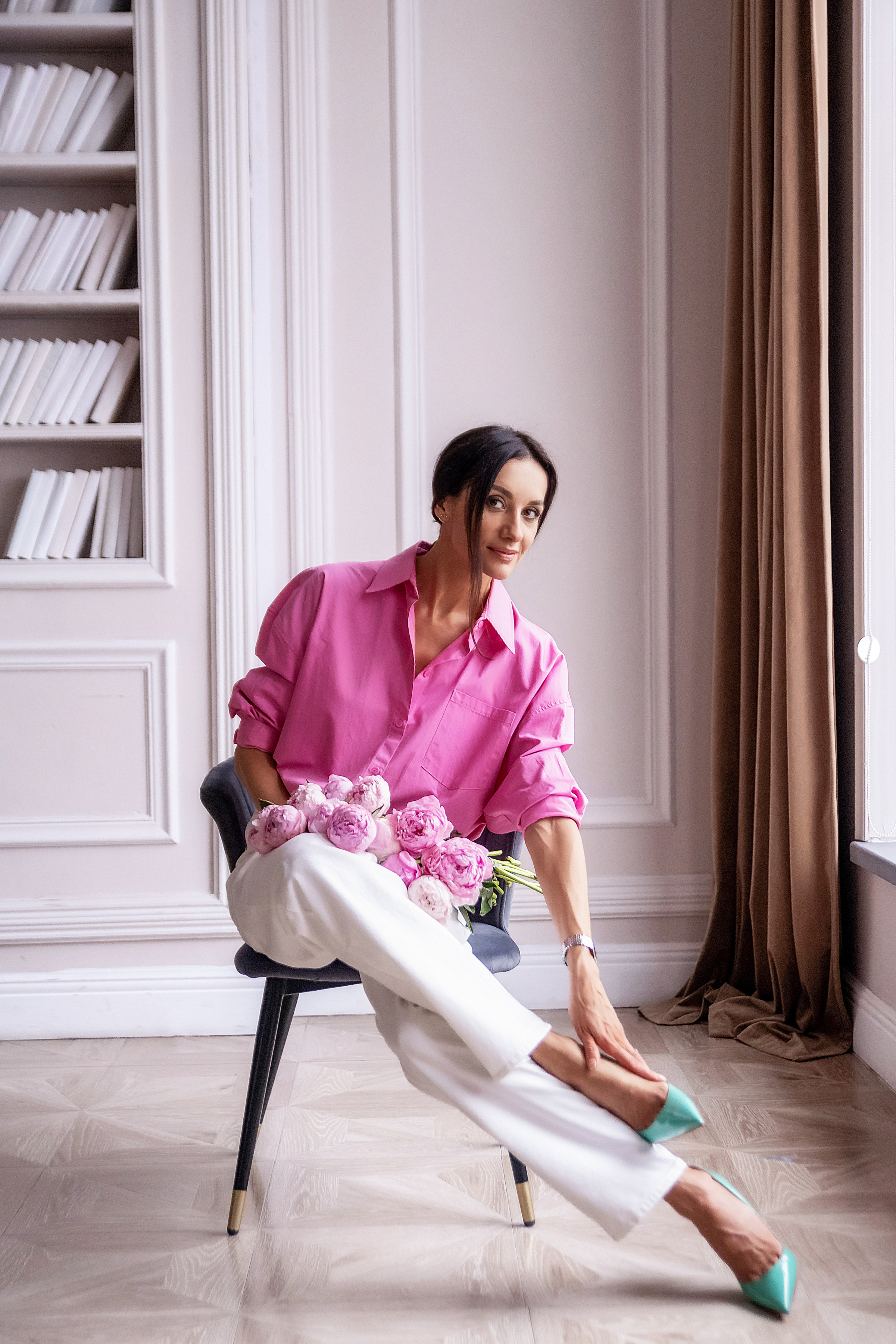 Женский портрет с пионами. Семьи, дети, сады, школы. Фотограф Первенцева Елена. Москва