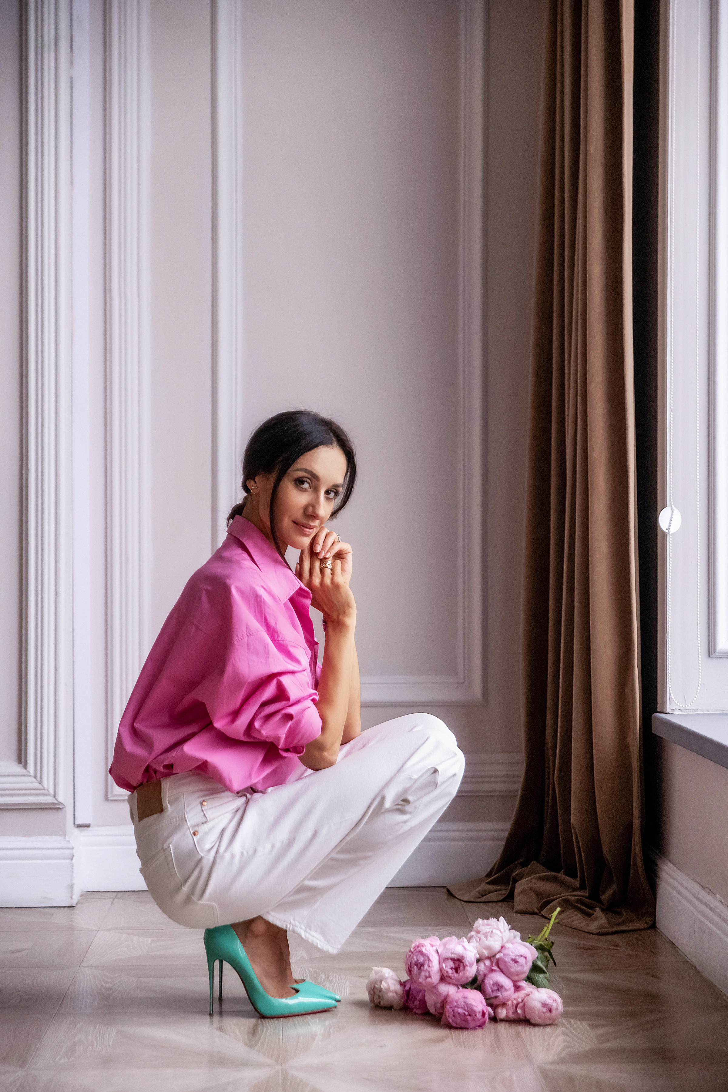 Женский портрет с пионами. Семьи, дети, сады, школы. Фотограф Первенцева Елена. Москва