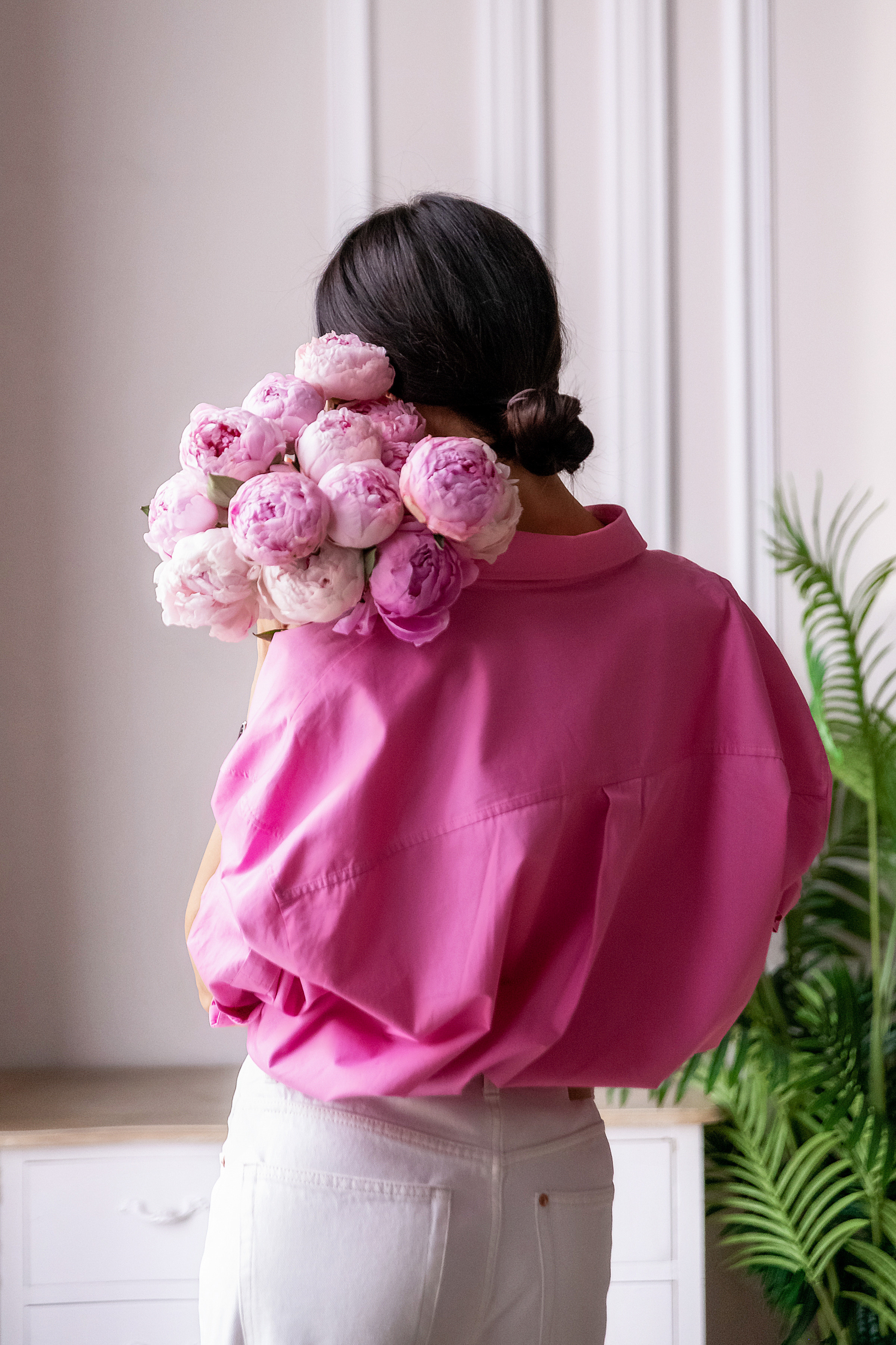 Женский портрет с пионами. Семьи, дети, сады, школы. Фотограф Первенцева Елена. Москва