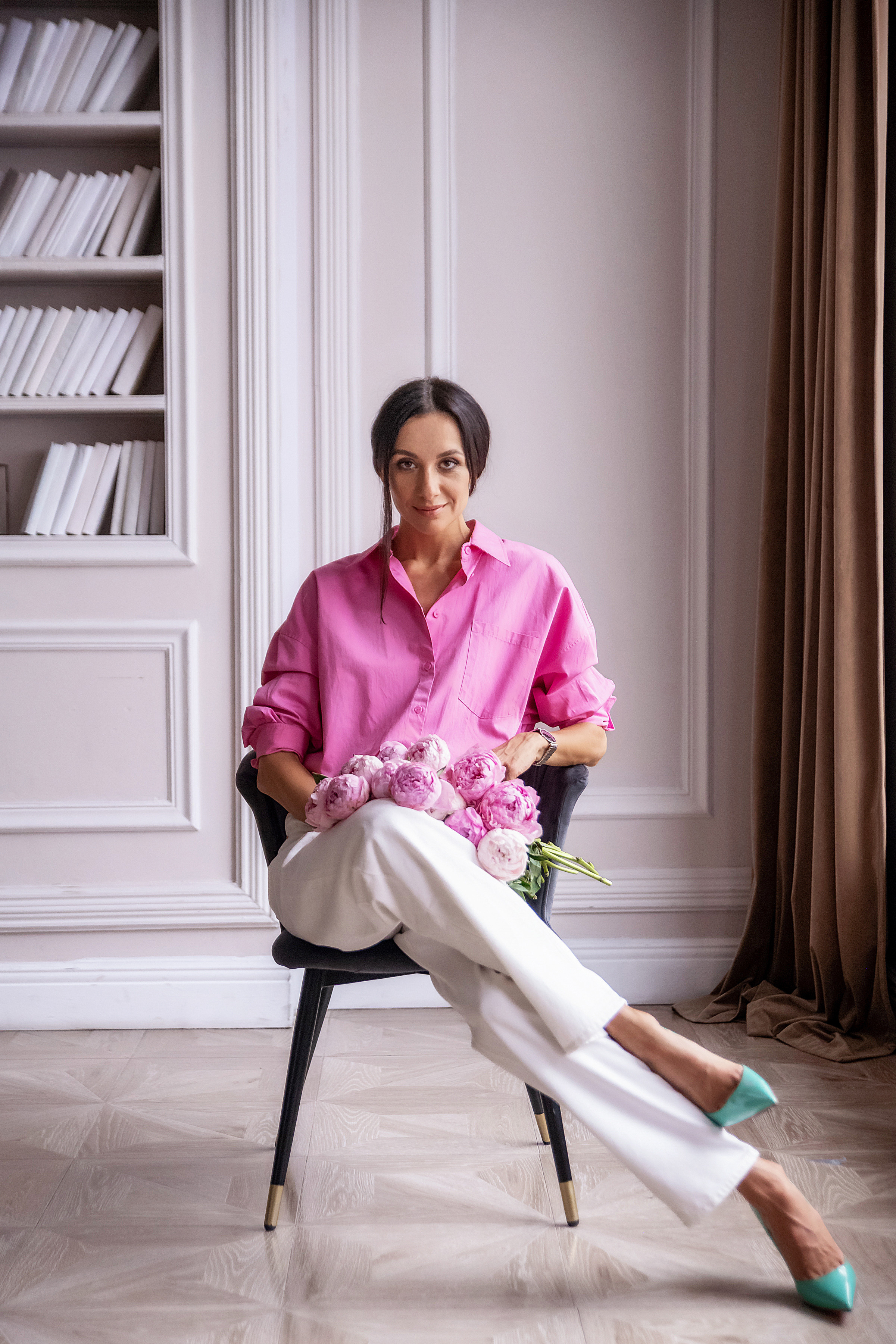 Женский портрет с пионами. Семьи, дети, сады, школы. Фотограф Первенцева Елена. Москва