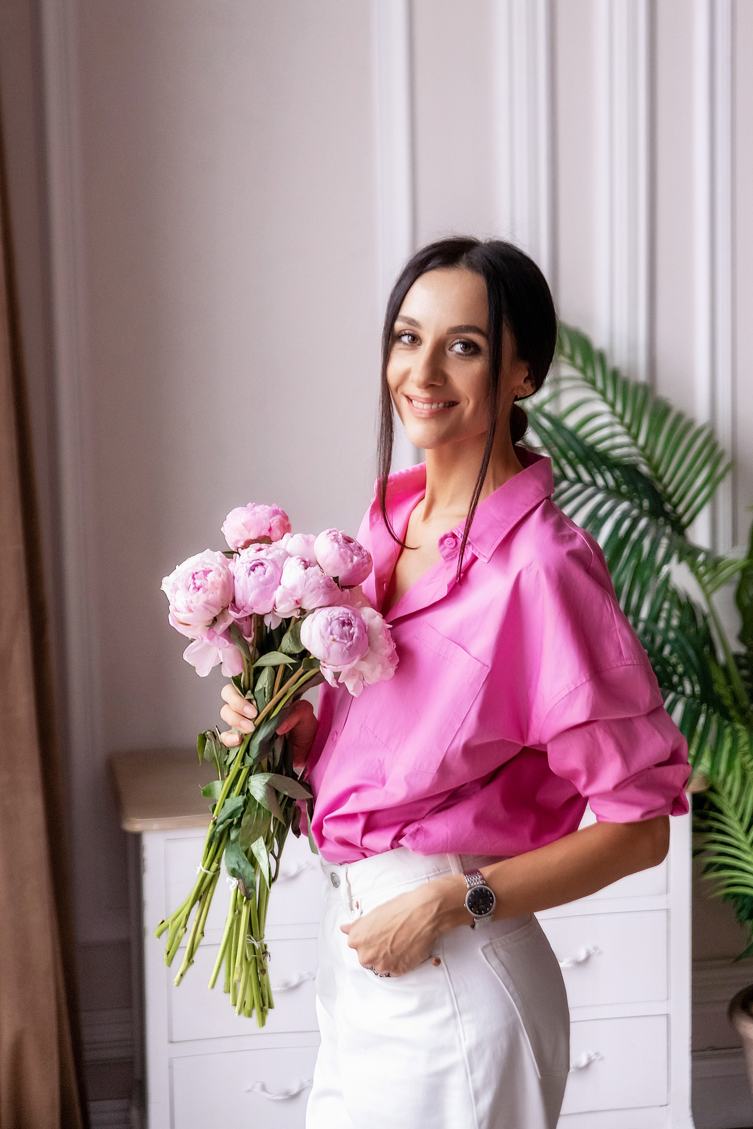 Женский портрет с пионами. Семьи, дети, сады, школы. Фотограф Первенцева Елена. Москва