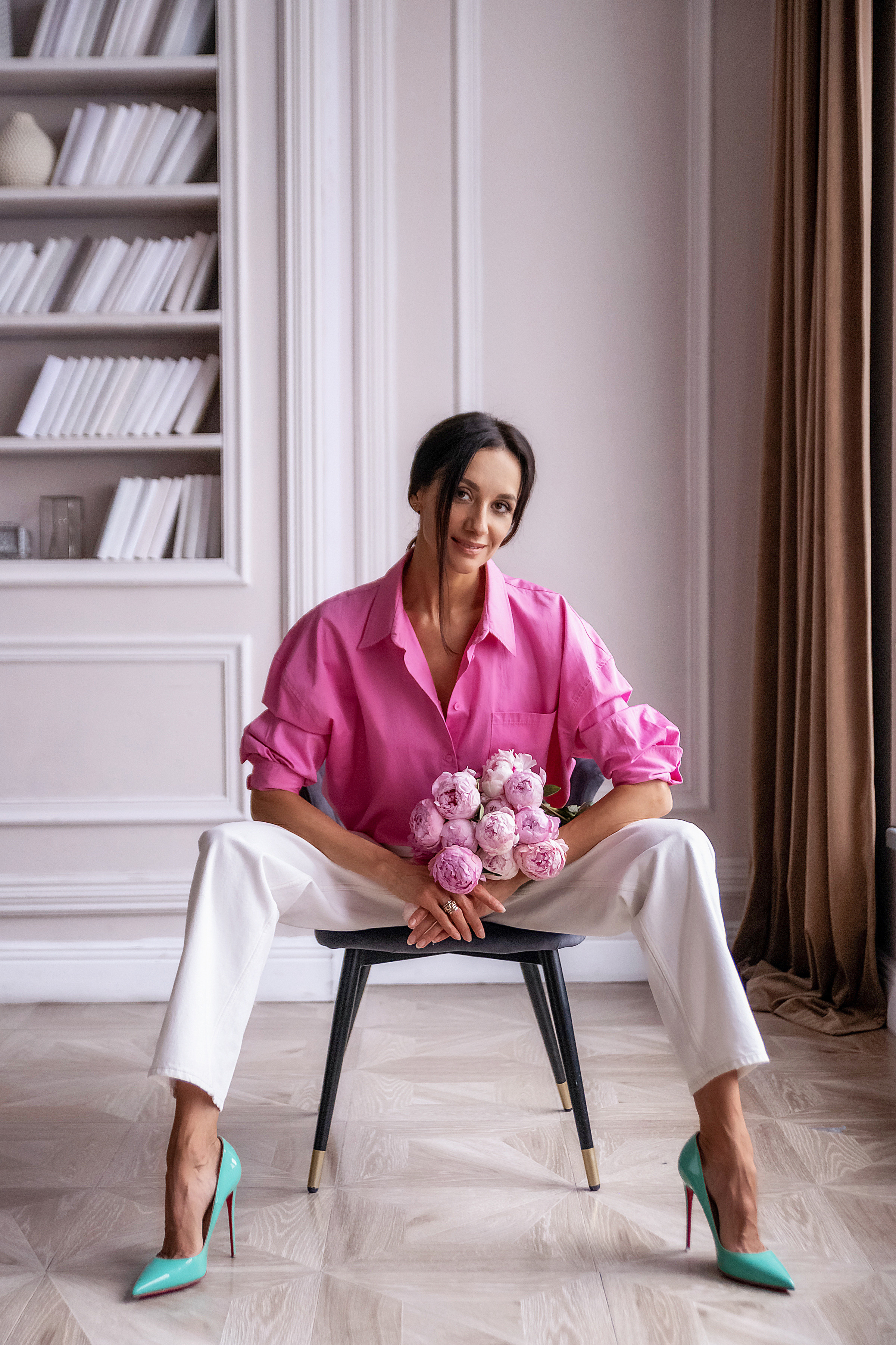 Женский портрет с пионами. Семьи, дети, сады, школы. Фотограф Первенцева Елена. Москва