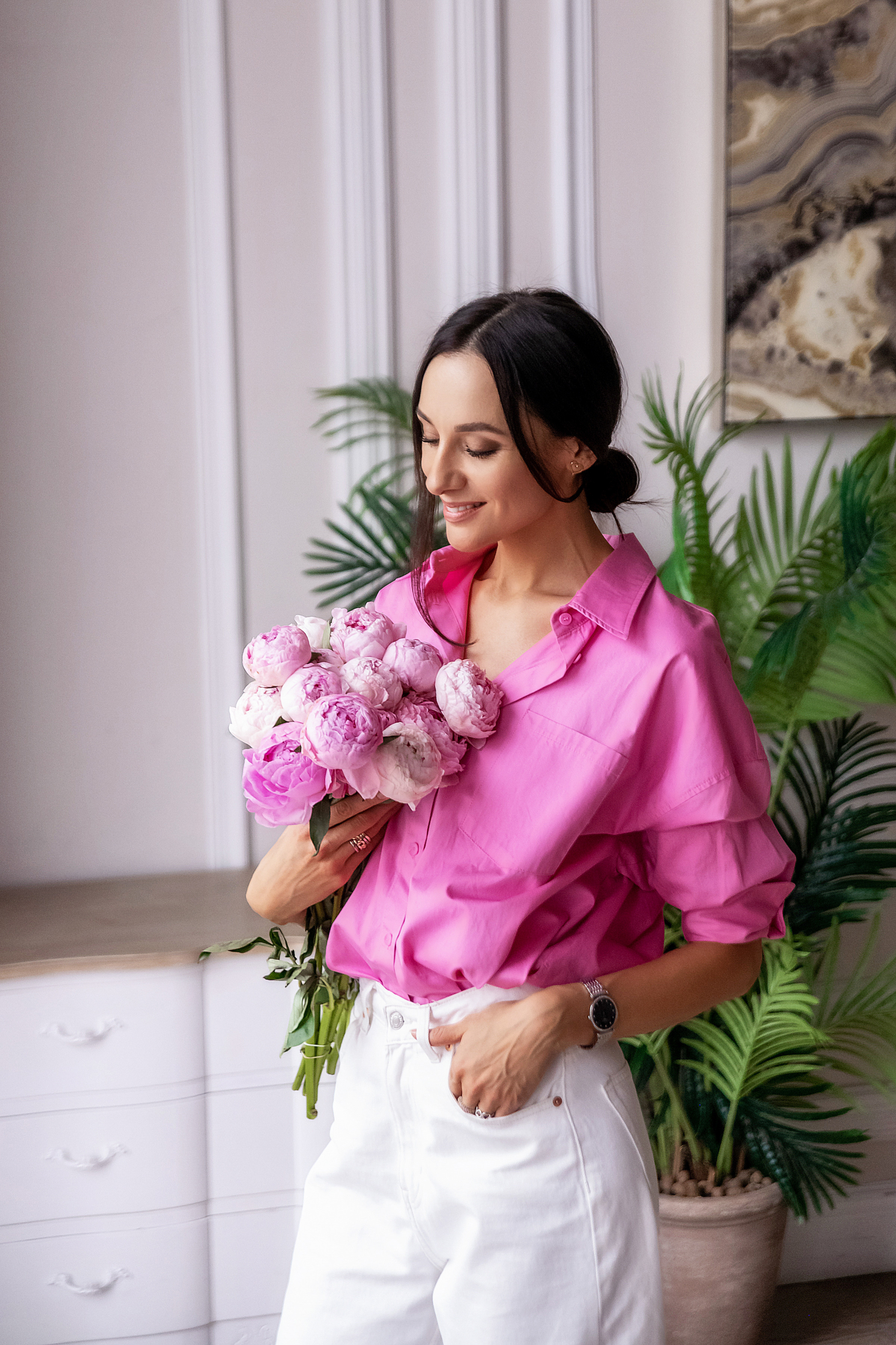 Женский портрет с пионами. Семьи, дети, сады, школы. Фотограф Первенцева Елена. Москва