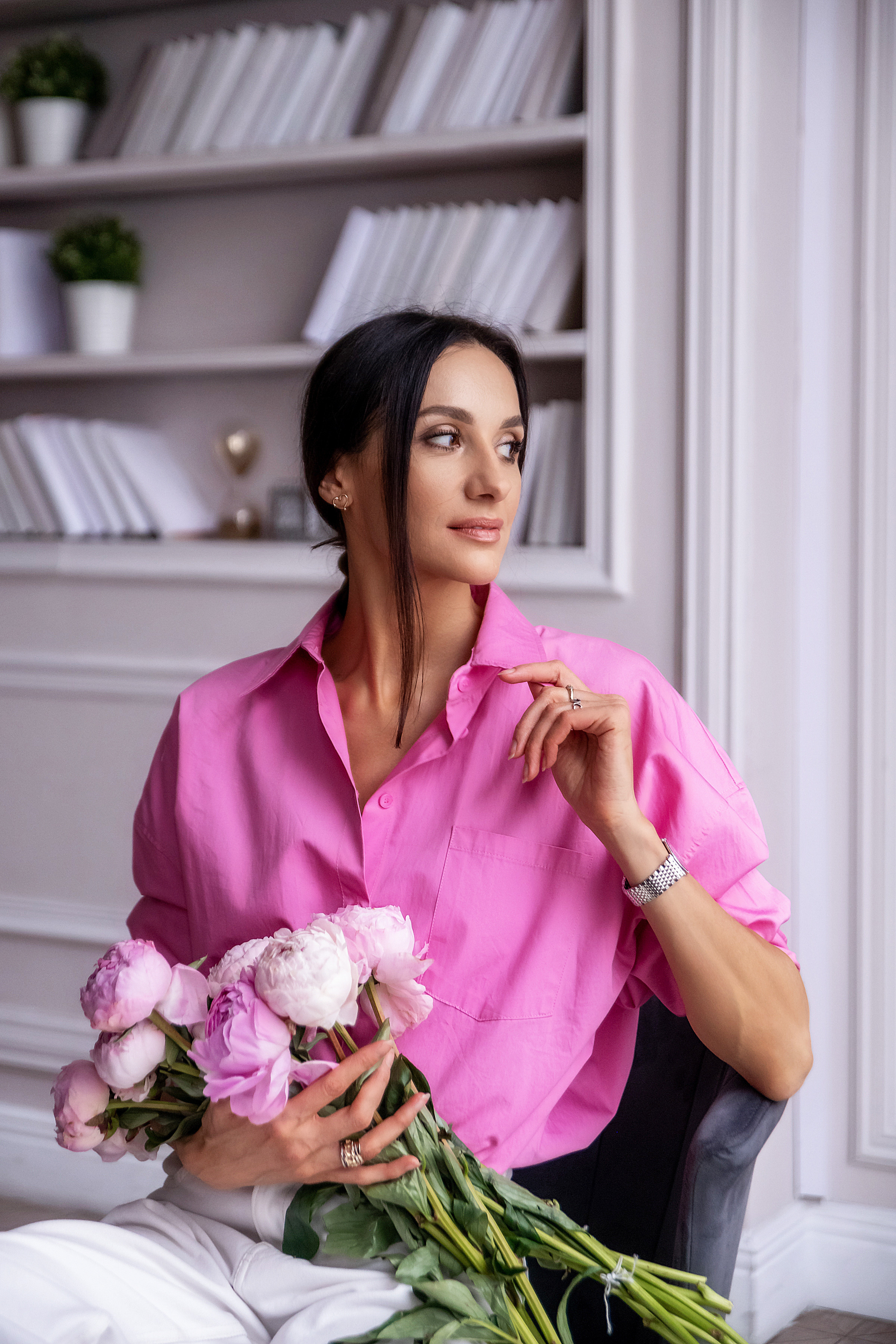 Женский портрет с пионами. Семьи, дети, сады, школы. Фотограф Первенцева Елена. Москва