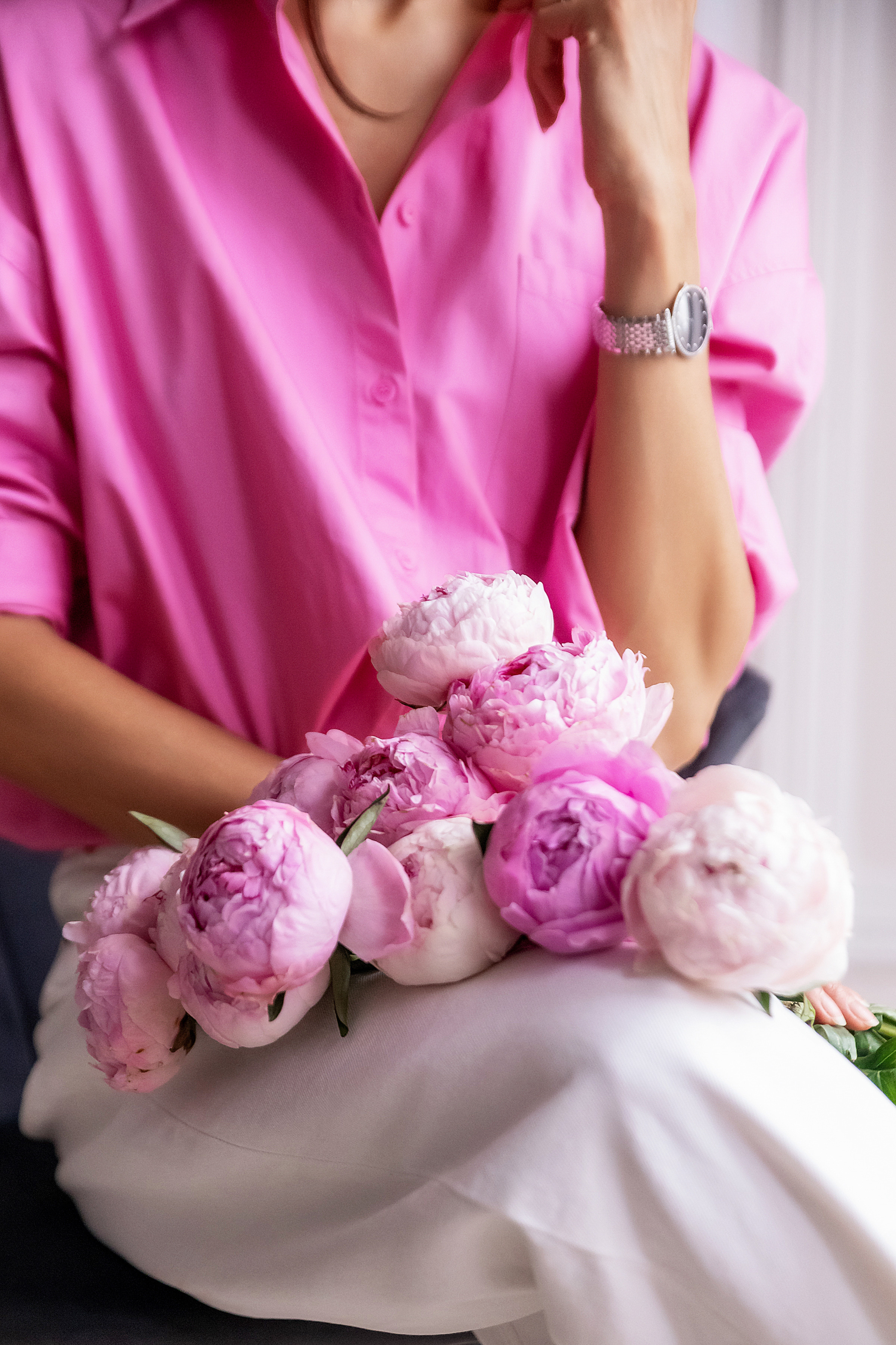 Женский портрет с пионами. Семьи, дети, сады, школы. Фотограф Первенцева Елена. Москва