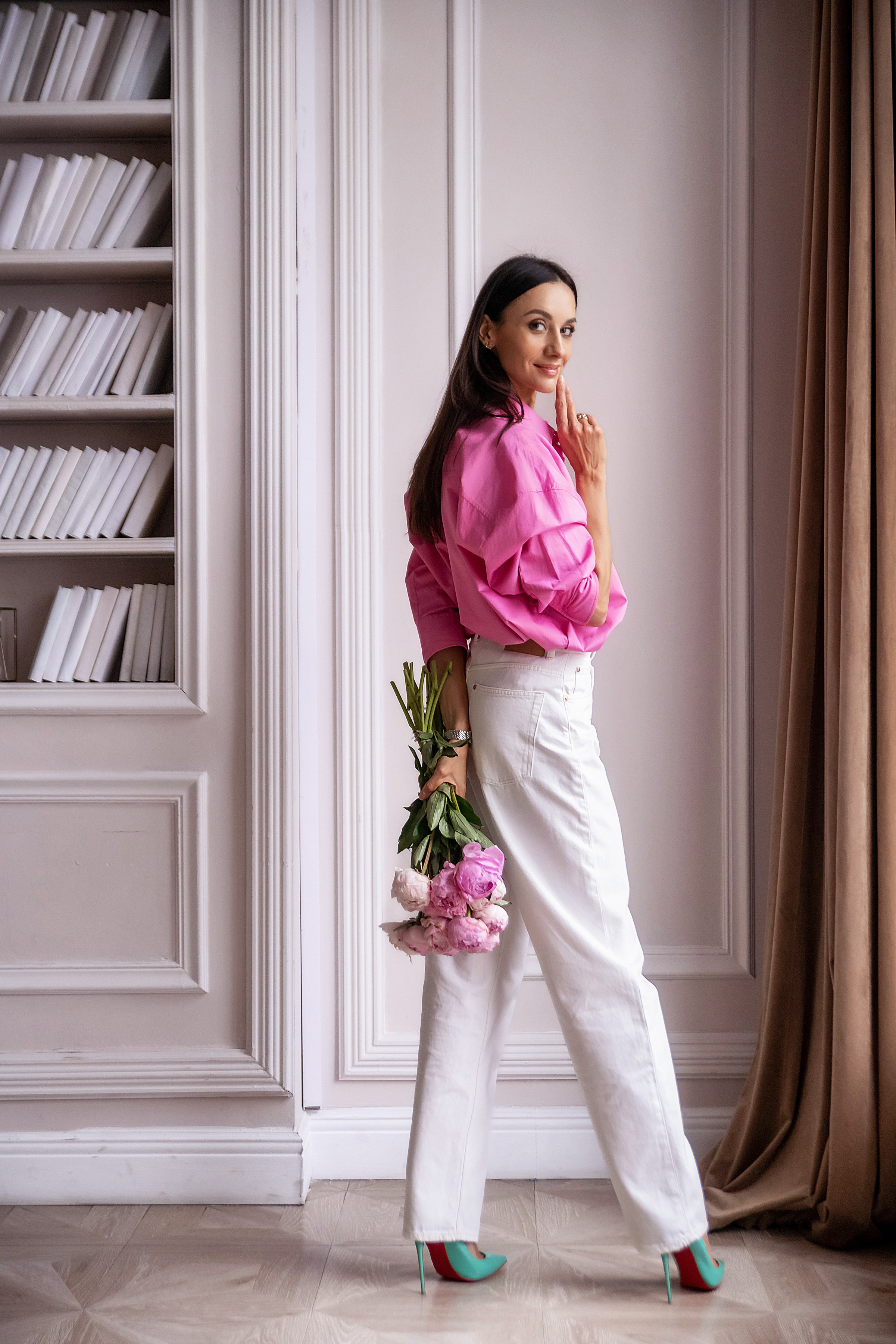 Женский портрет с пионами. Семьи, дети, сады, школы. Фотограф Первенцева Елена. Москва