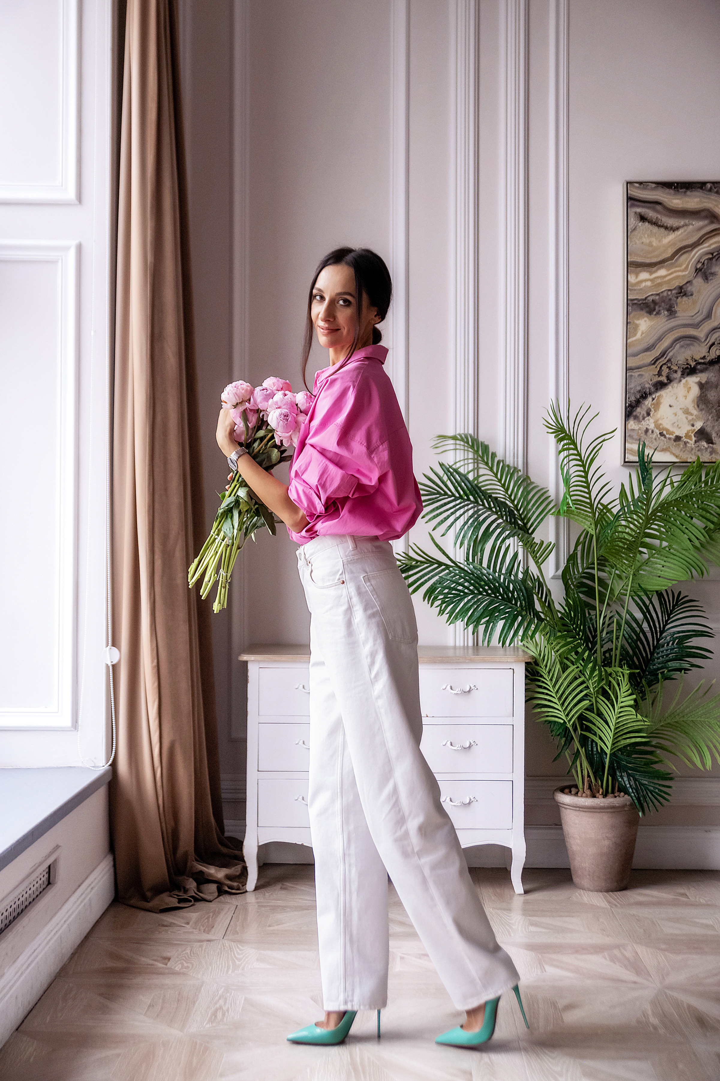 Женский портрет с пионами. Семьи, дети, сады, школы. Фотограф Первенцева Елена. Москва