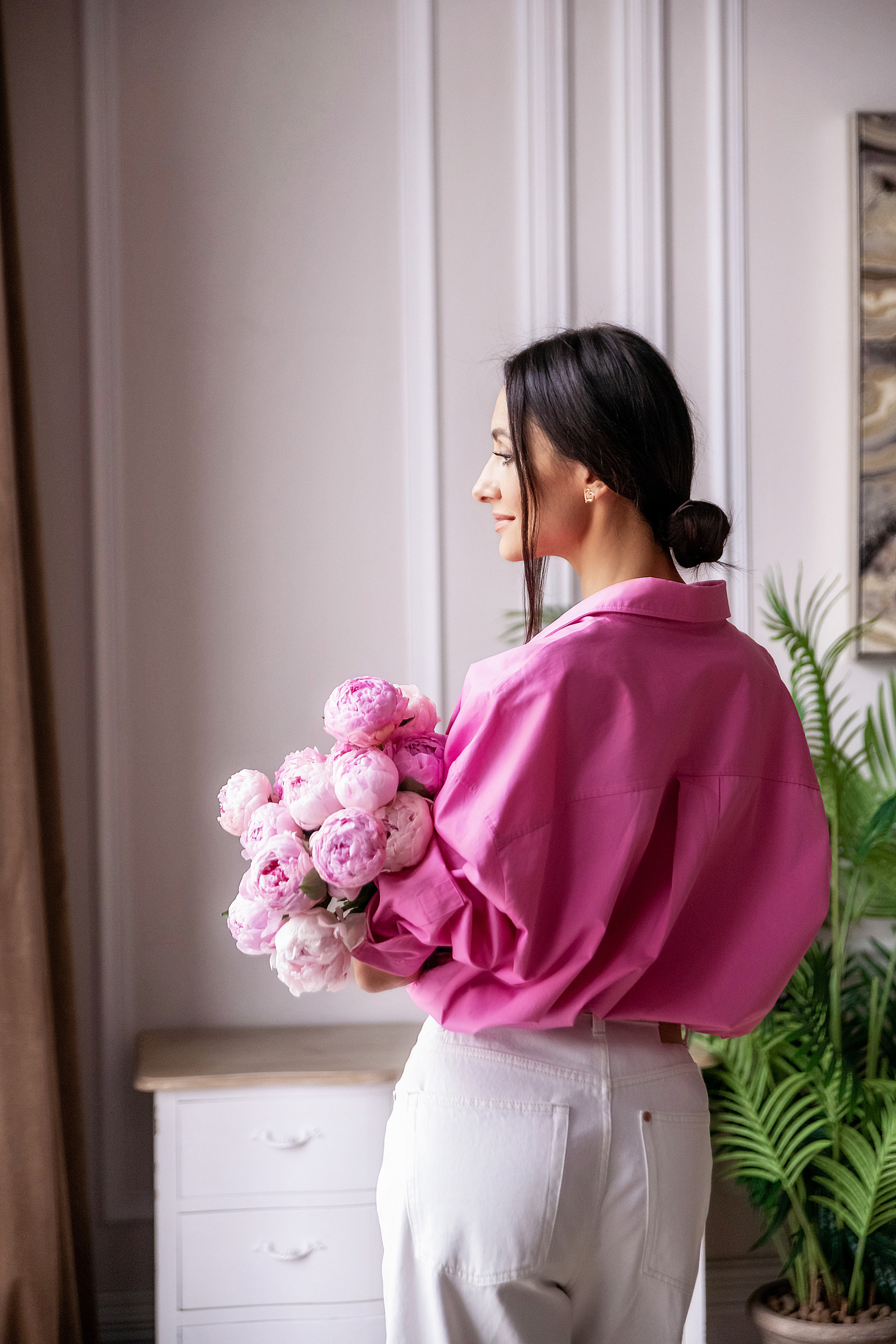 Женский портрет с пионами. Семьи, дети, сады, школы. Фотограф Первенцева Елена. Москва