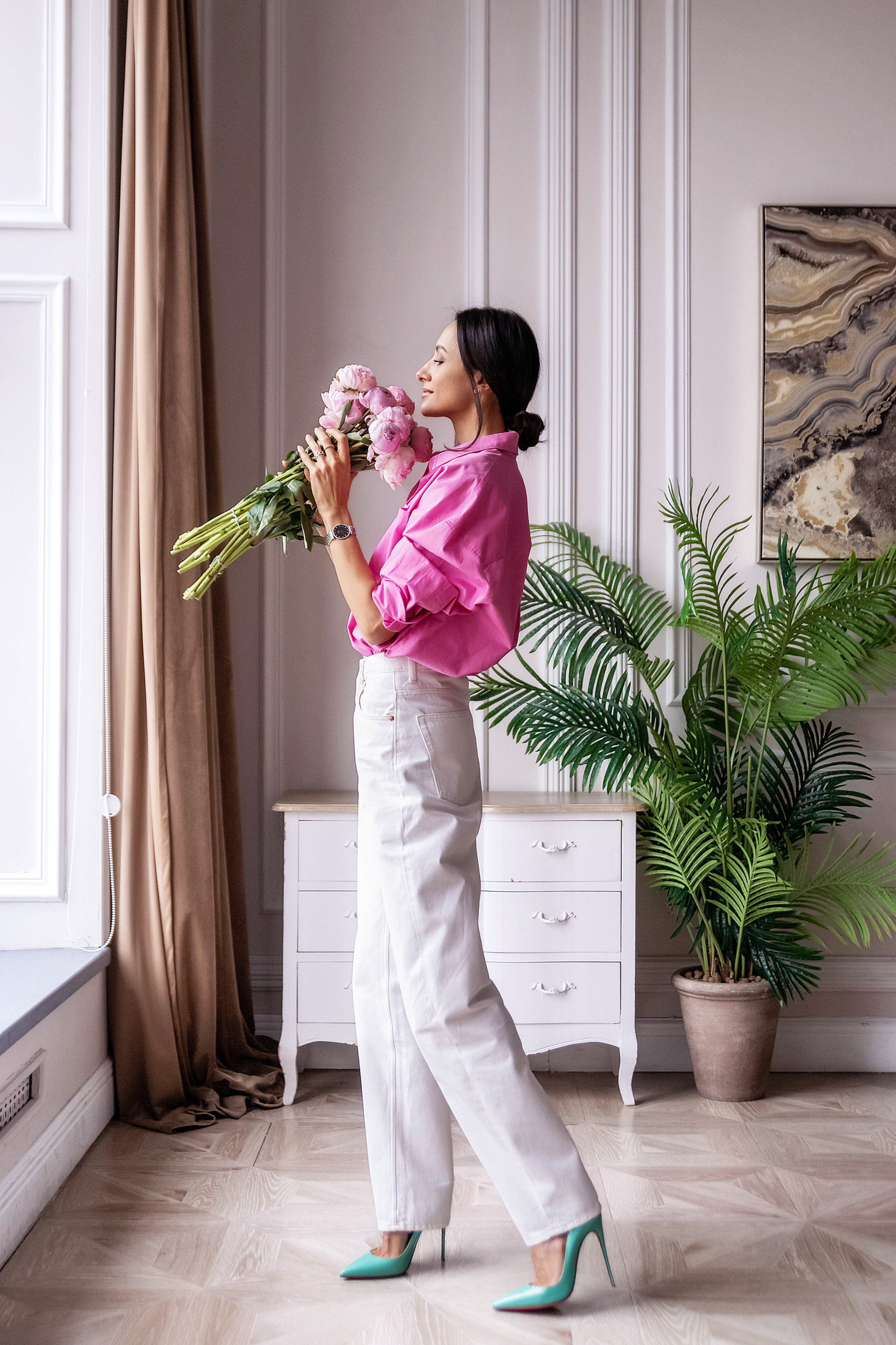 Женский портрет с пионами. Семьи, дети, сады, школы. Фотограф Первенцева Елена. Москва