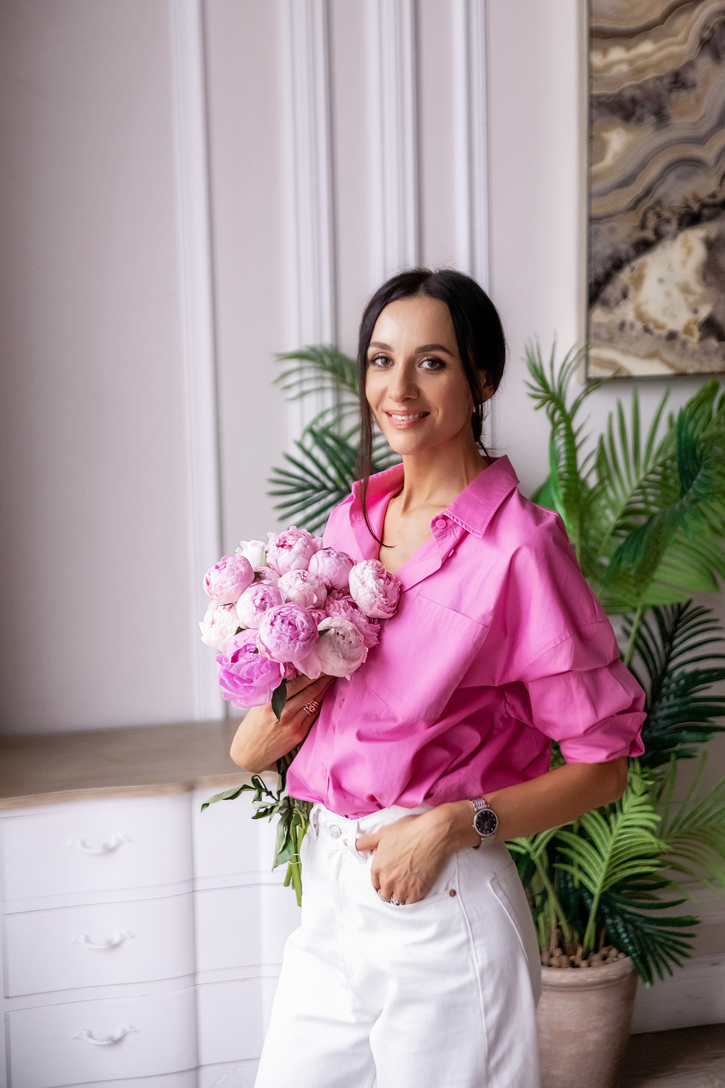 Женский портрет с пионами. Семьи, дети, сады, школы. Фотограф Первенцева Елена. Москва