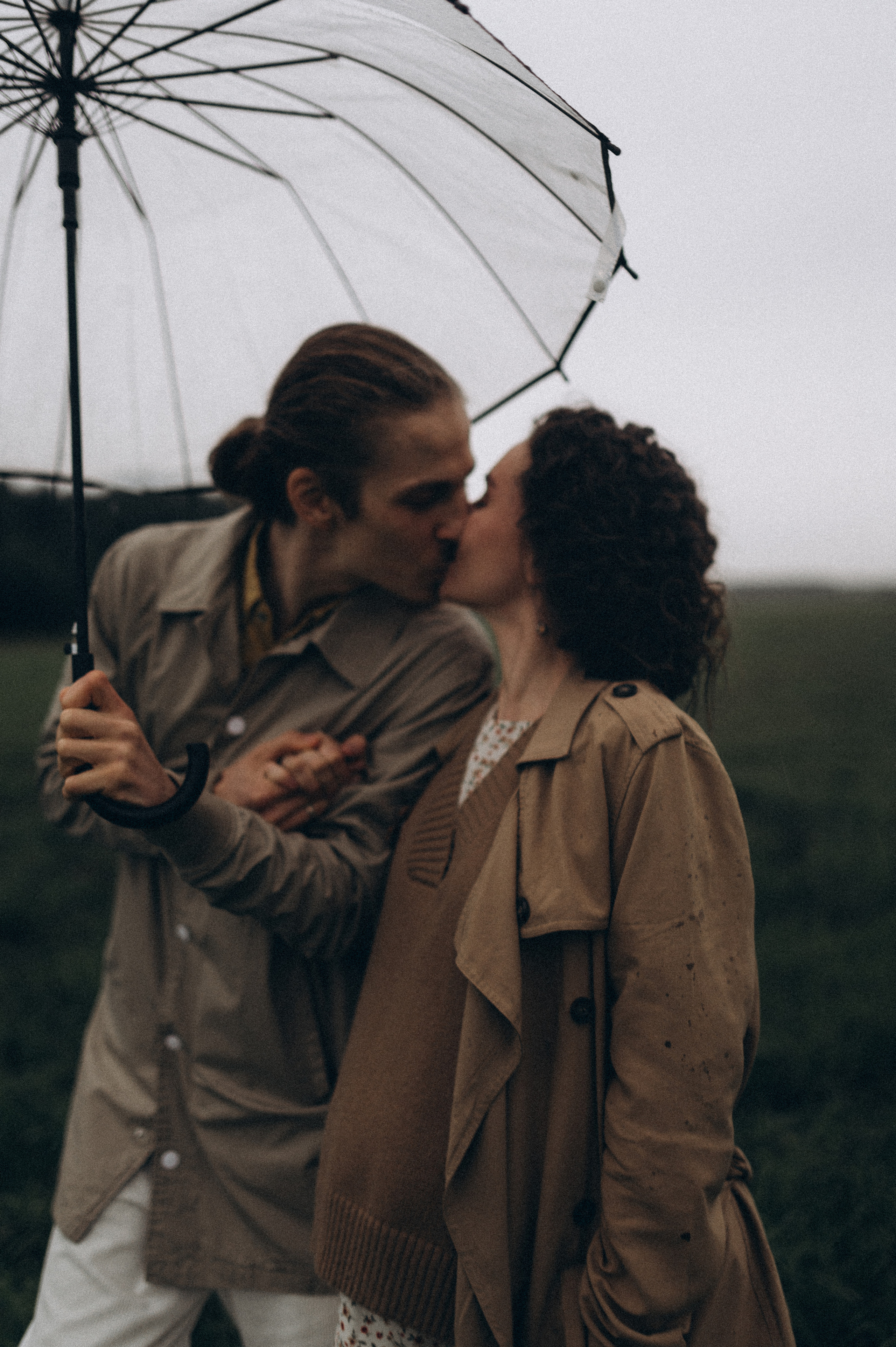 Алина и Саша, в ожидании, фотопрогулка под дождем. Фотограф ПИТЕР СПБ Надежда Баранова
