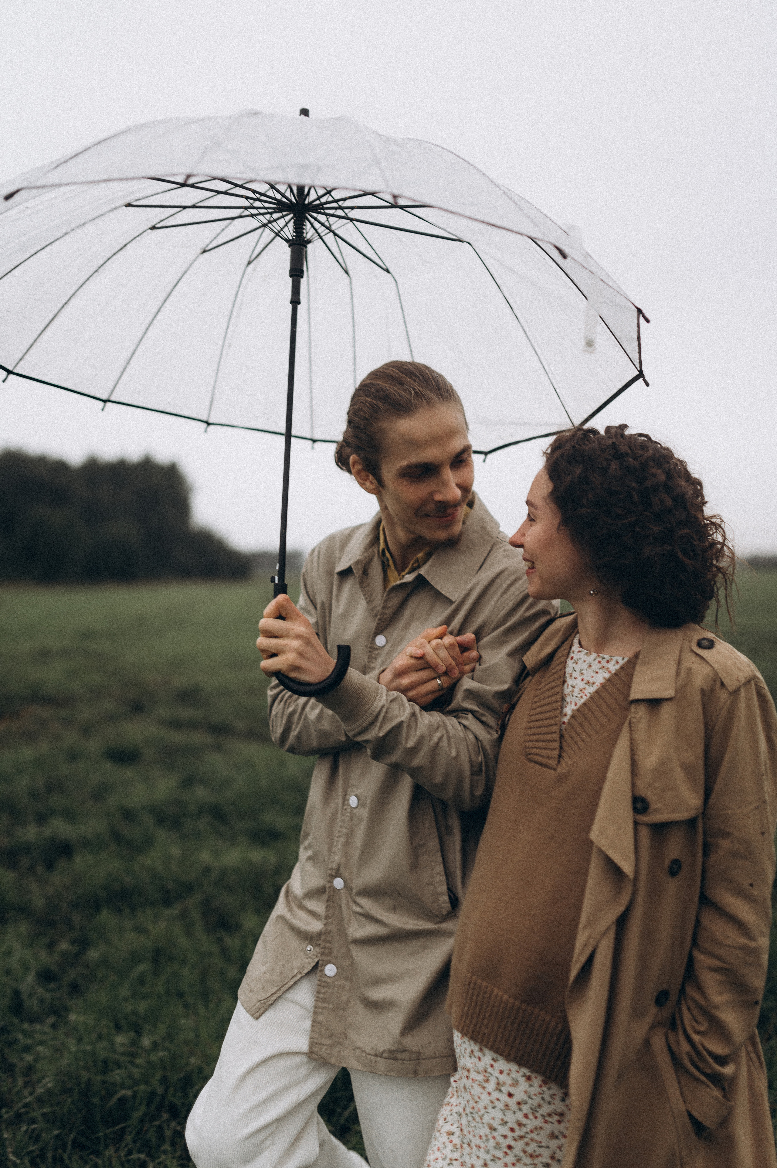 Алина и Саша, в ожидании, фотопрогулка под дождем. Фотограф ПИТЕР СПБ Надежда Баранова